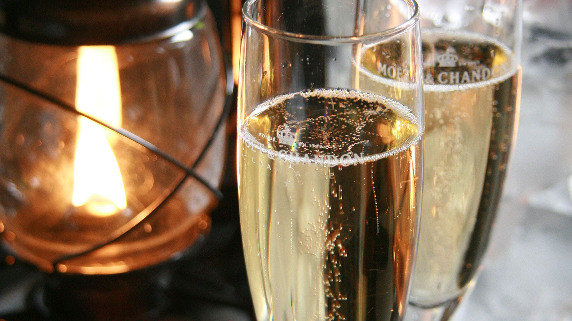 ・Celebrate your anniversary with a toast of champagne!