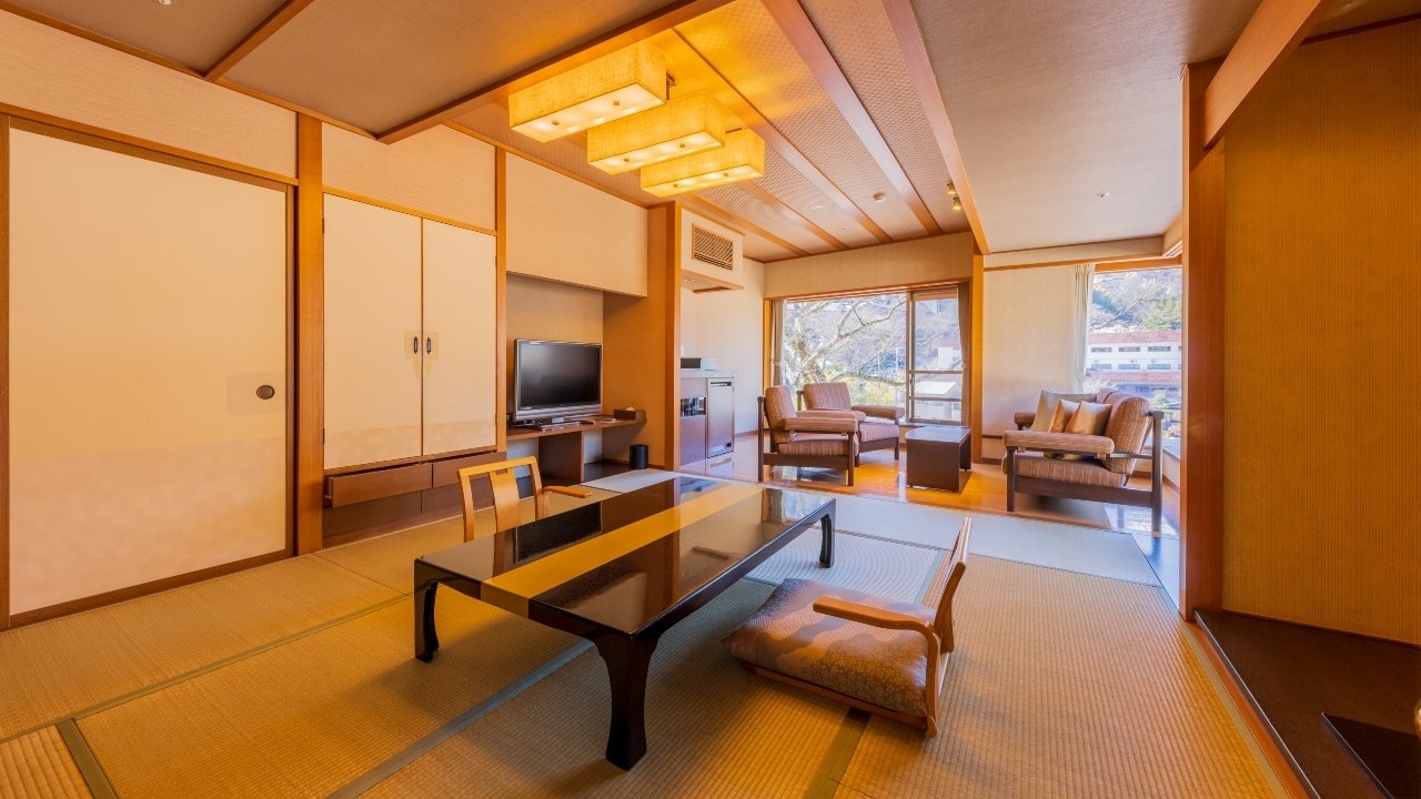 [River side] An example of a Japanese-Western style room (made of pottery) with a free-flowing open-air bath