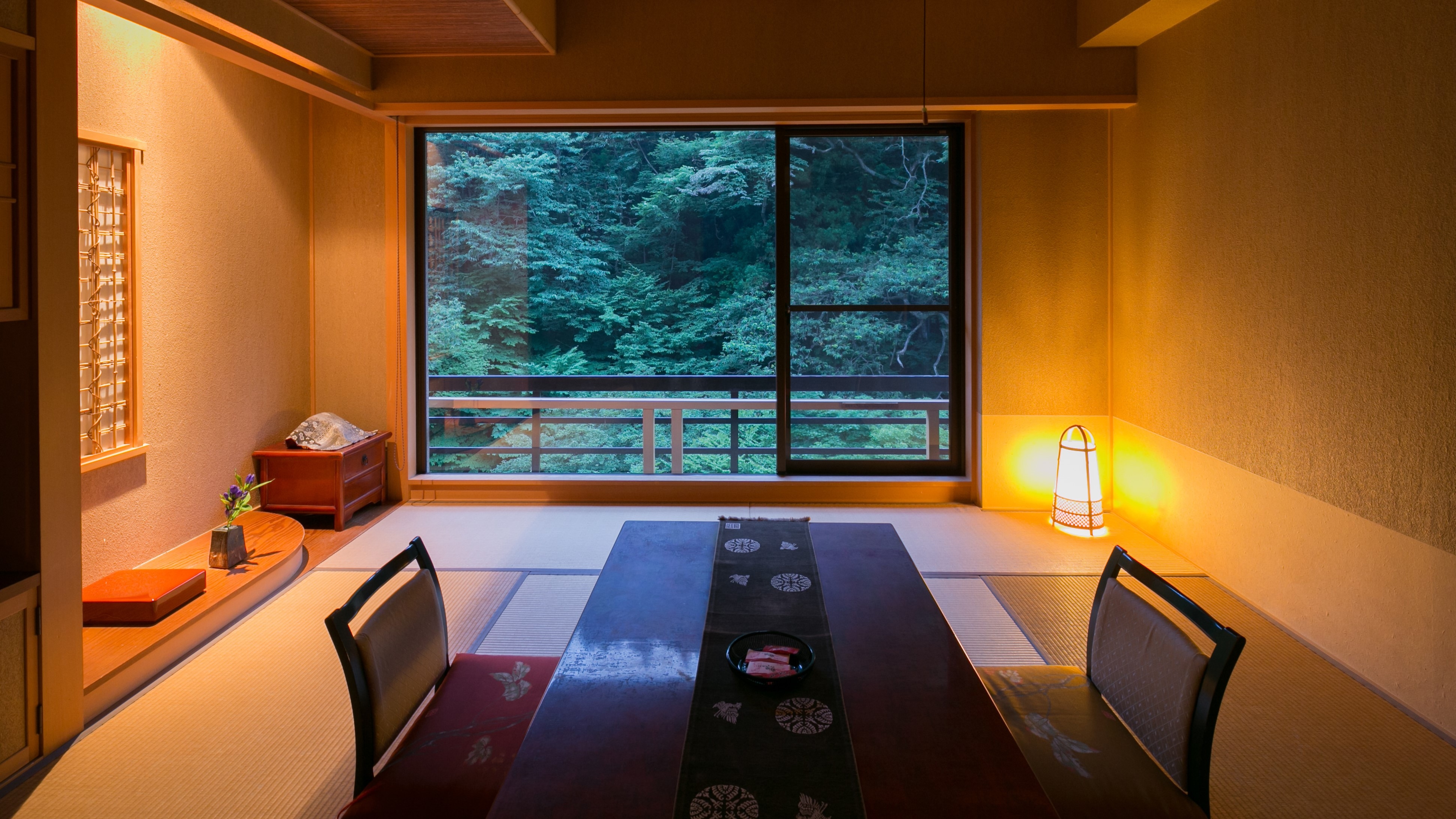 ・ A Japanese-style room with an open-air bath that flows directly from the source, which is popular for its panoramic feeling.