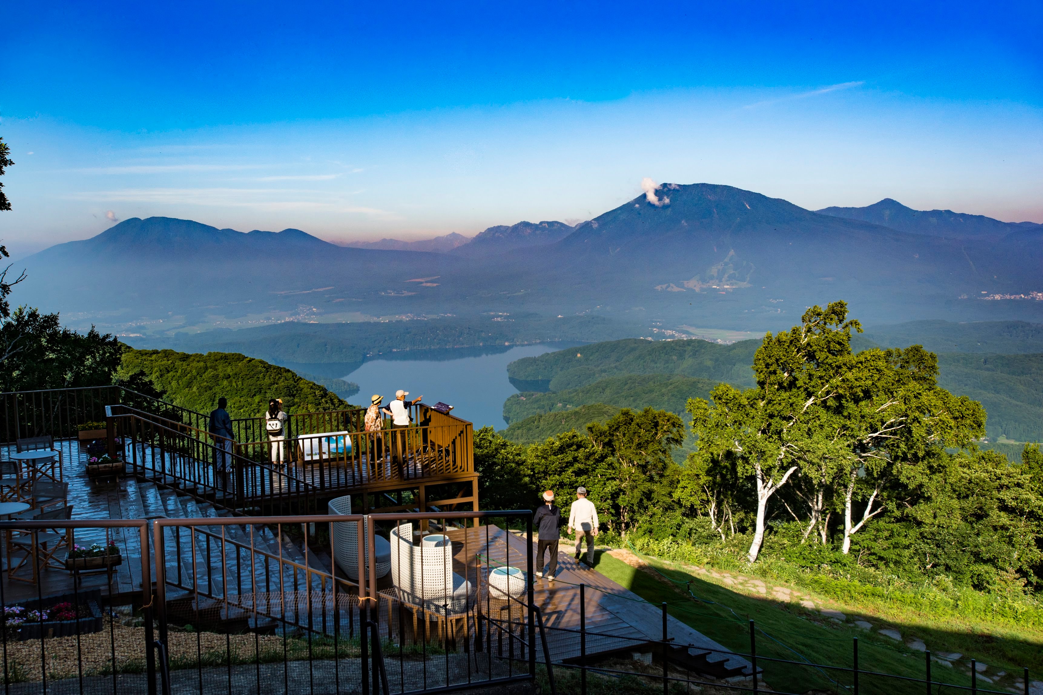 ◆ ระเบียงโนจิริโกะ ที่ซึ่งคุณสามารถมองเห็นทะเลสาบโนจิริและภูเขาทั้งห้าแห่งโฮคุชินชูได้ *ลิฟต์เปิดให้บริการเพียงช่วงเวลาจำกัดเท่านั้น