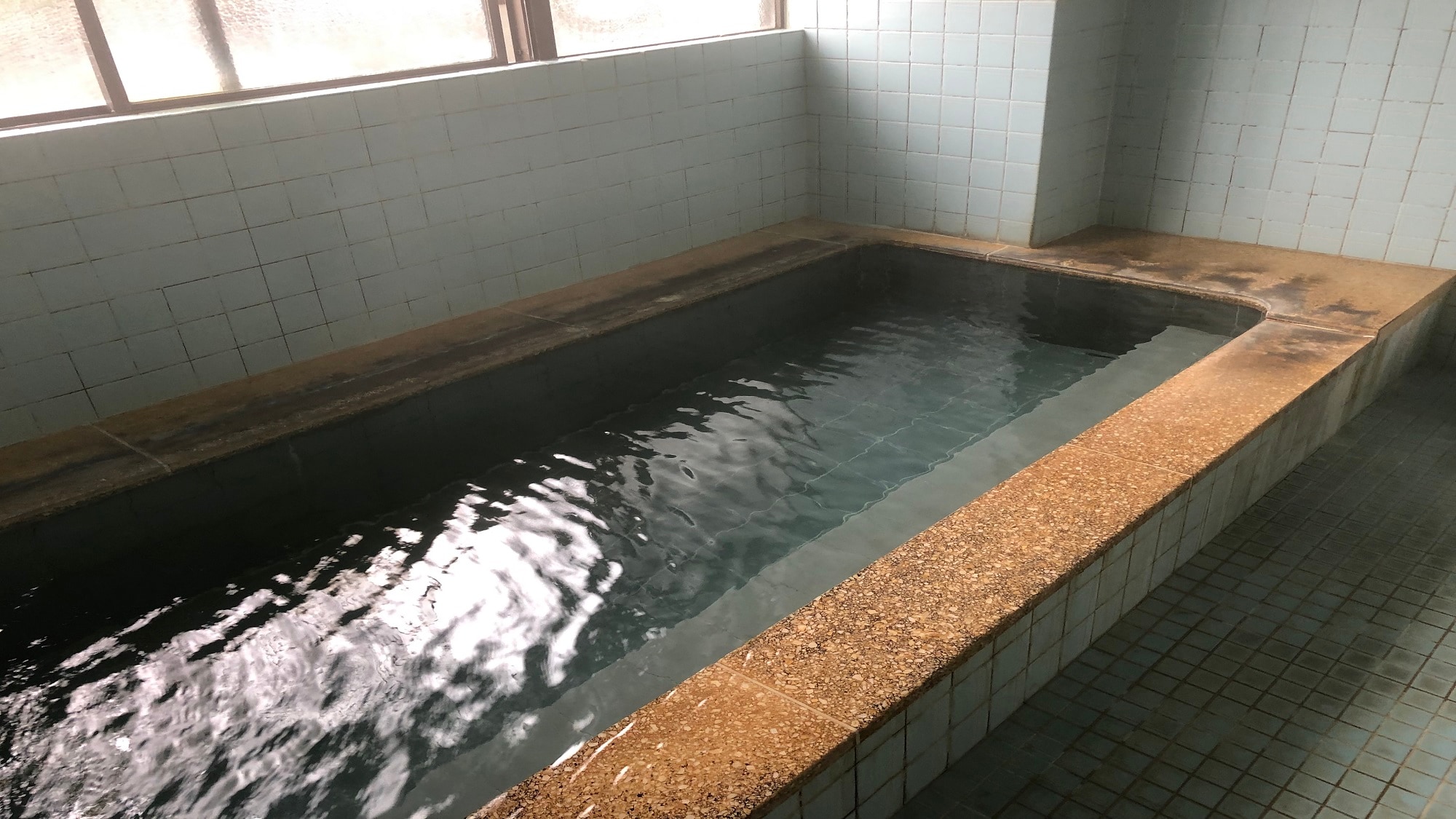 There are two natural hot spring "family baths"! Guests can rent them out for free.