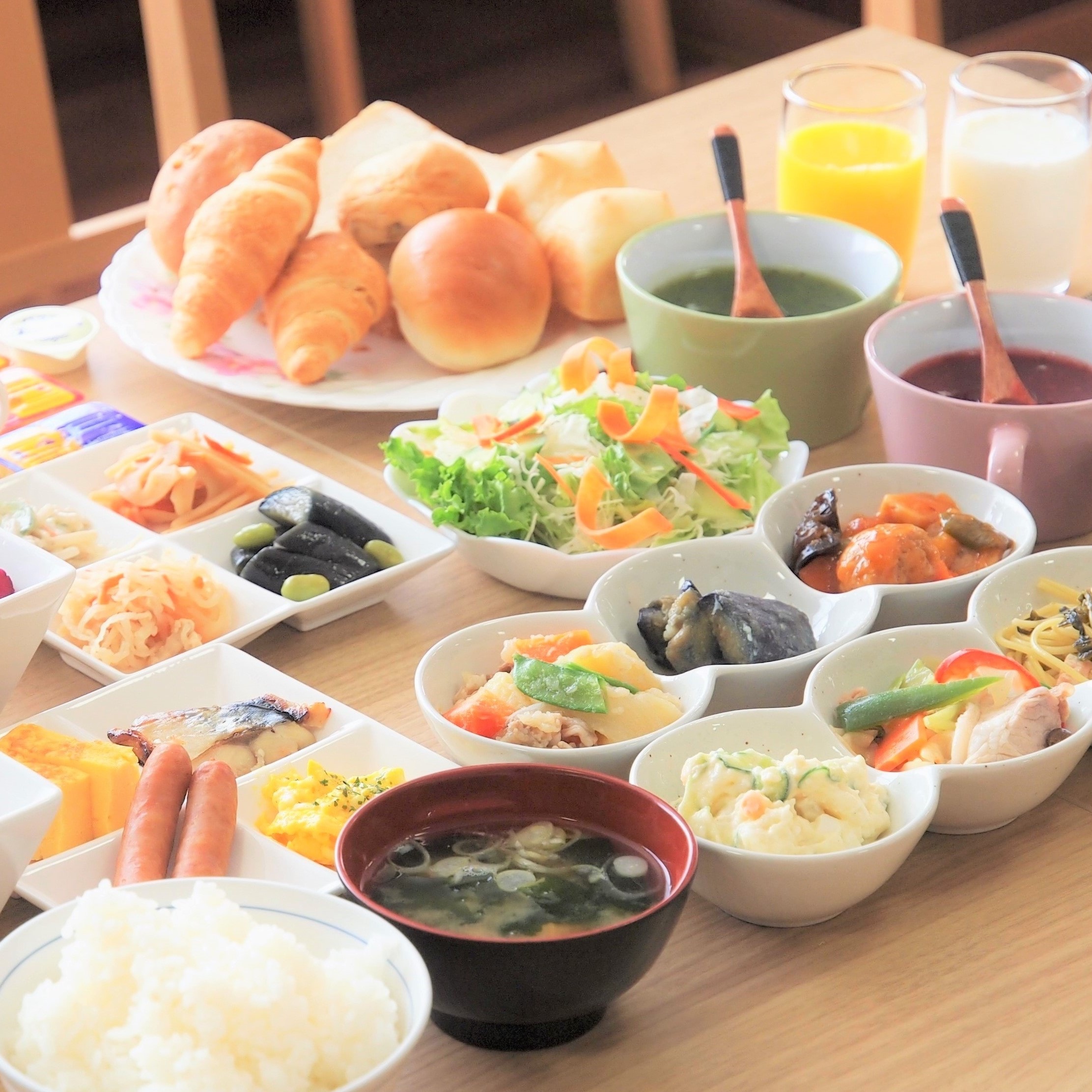 Free breakfast service for hotel guests