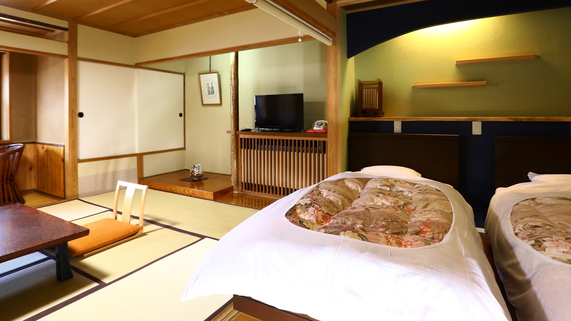Japanese-style room 10 tatami mats + twin beds + wide rim [A type ◇ Japanese-Western style room]