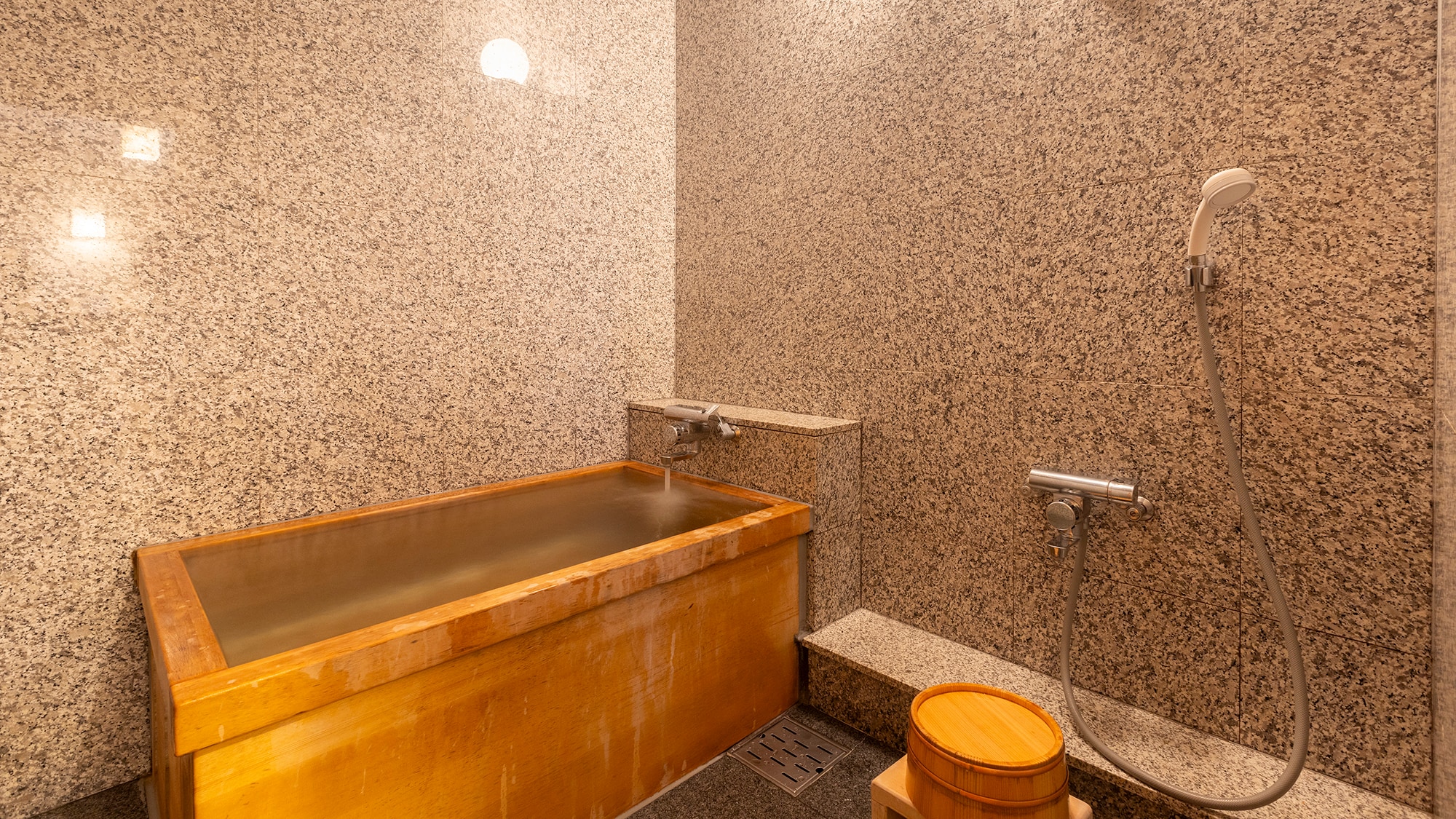 [Japanese-style room - Cypress bath]