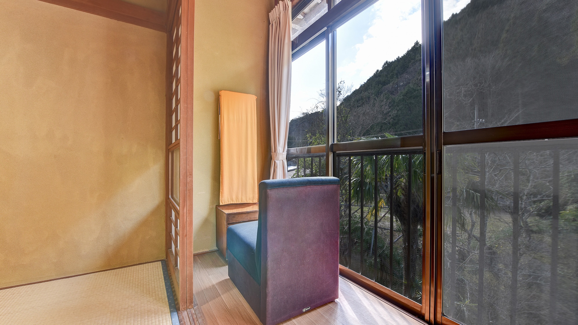 * [Japanese-style room (no bath or toilet)] Get ready while enjoying the view