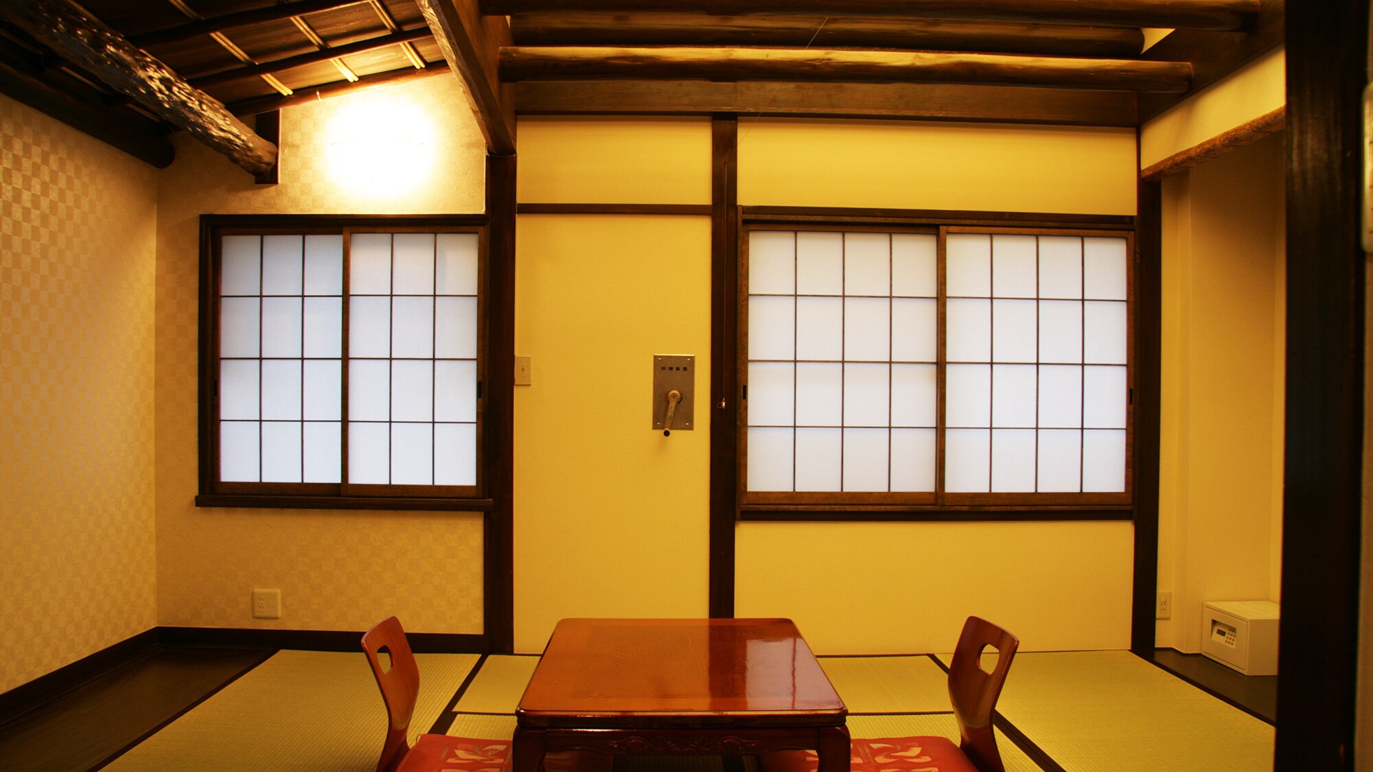 * [Japanese-style room 8 tatami mats] Japanese-style room with a traditional atmosphere such as ceilings and beams