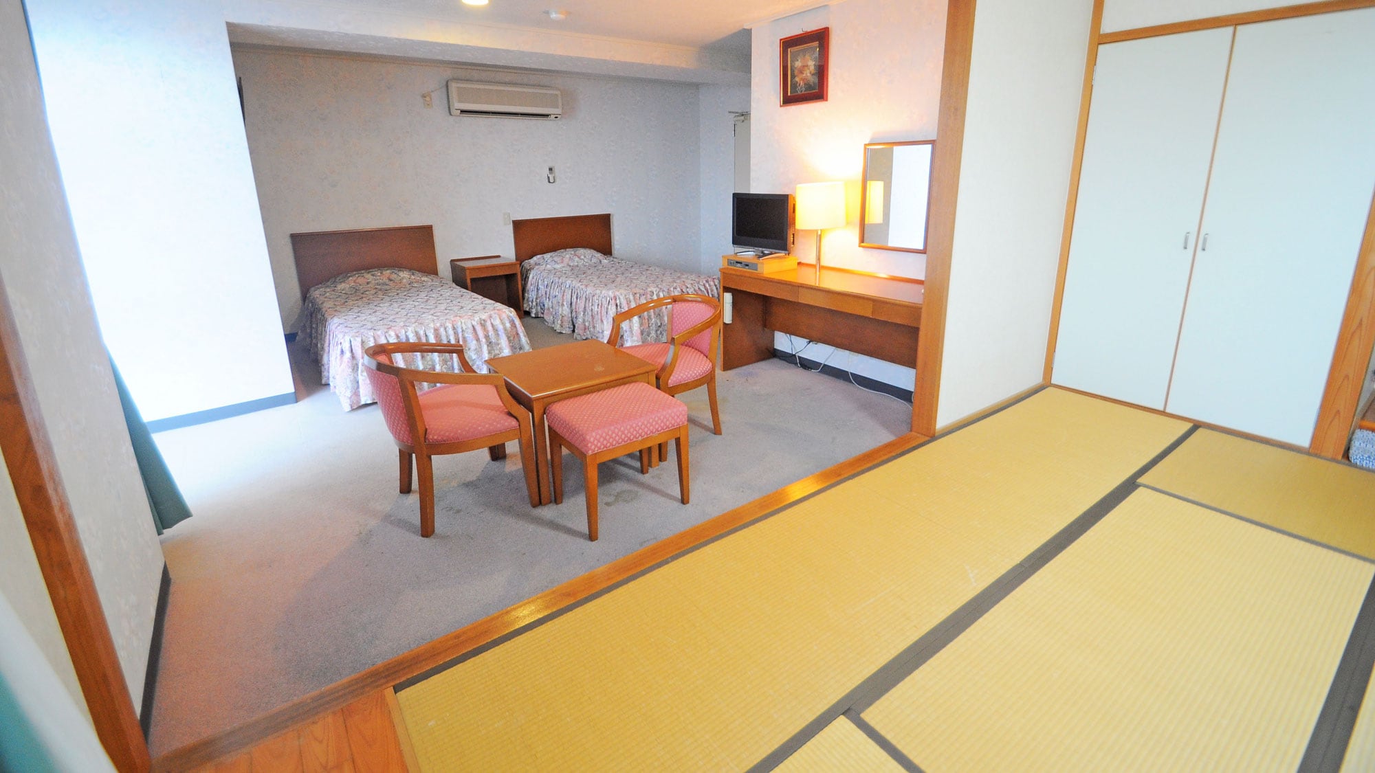 [Family Japanese-Western Room] Spacious and spacious