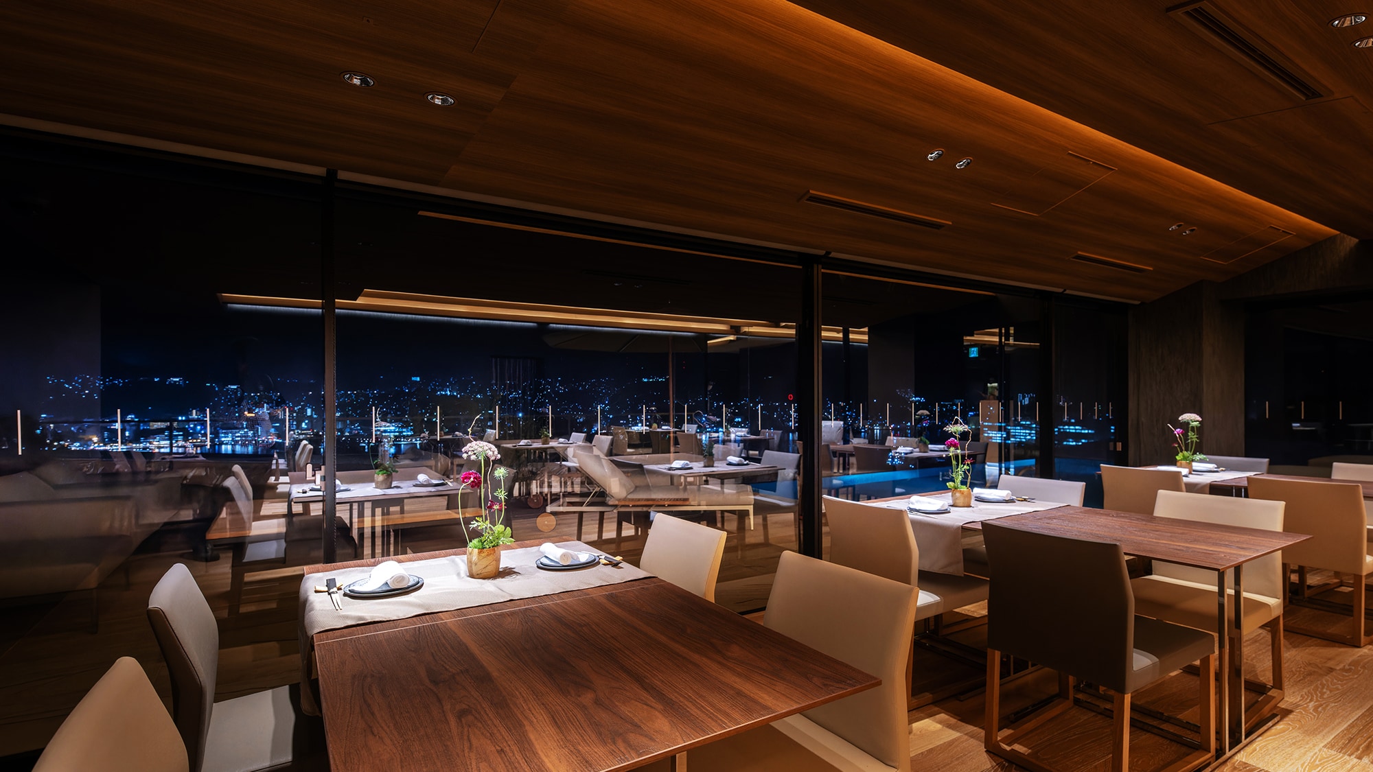 [餐廳 仙山萬水] 一邊欣賞長崎港璀璨的夜景，一邊品嚐長崎美食。