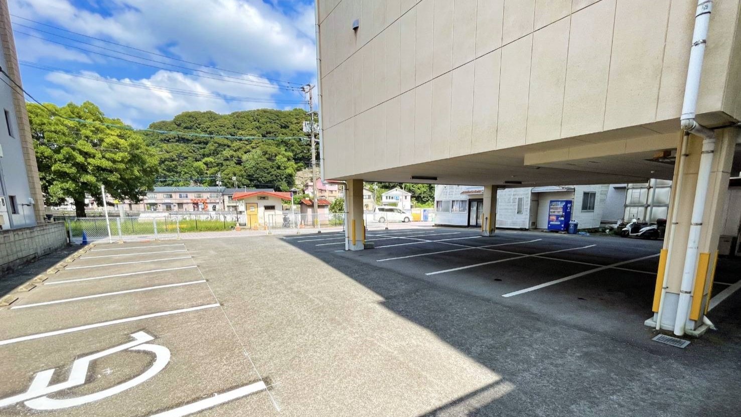 Flat parking lot for 35 standard passenger cars (paid)