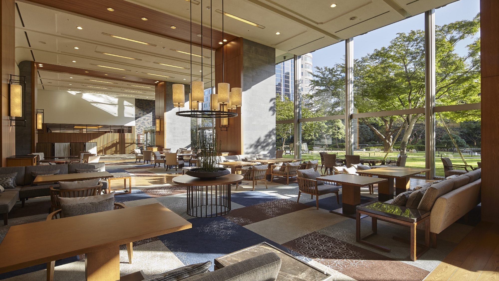 ラウンジ 光明　庭園を眺めながらごゆっくりおくつろぎいただけます。