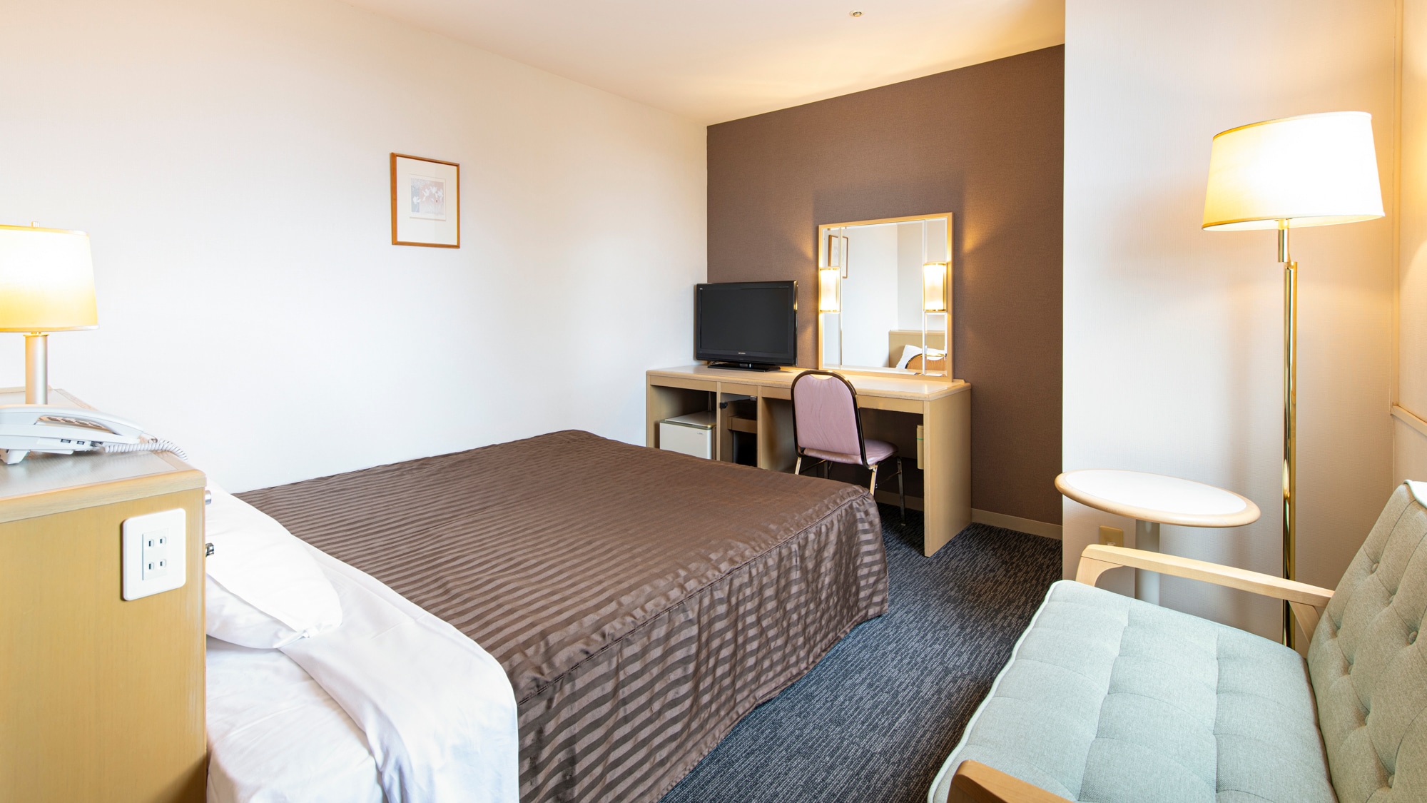 *Kamar Double Deluxe / Semua kamar dilengkapi dengan tempat tidur Simmons! Tempat tidur double selebar 160cm menyediakan ruang yang cukup untuk dua orang.