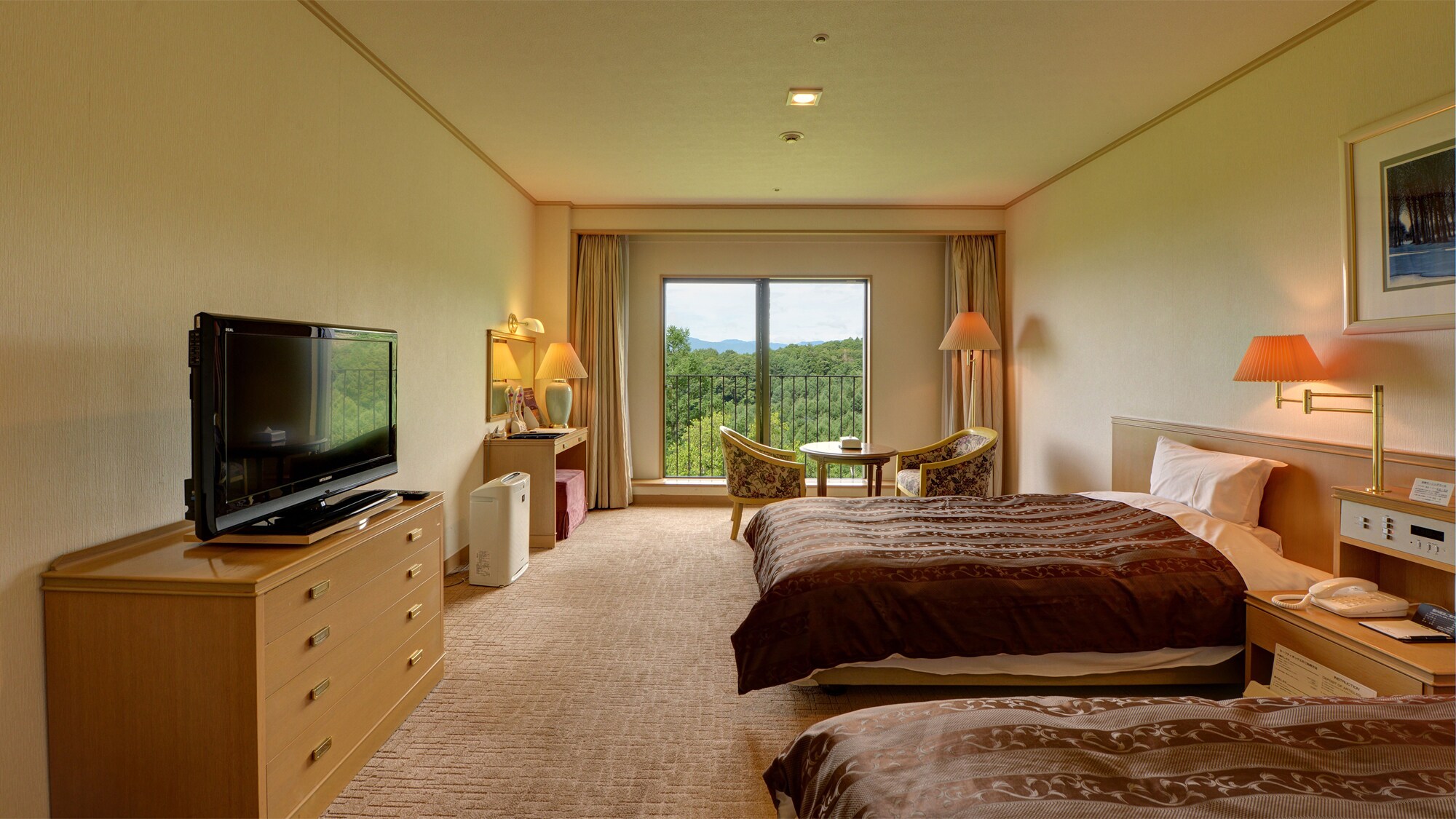 * [Western-style room 30-36 square meters (with bath/toilet with bidet)] All rooms are equipped with spacious semi-double size beds.