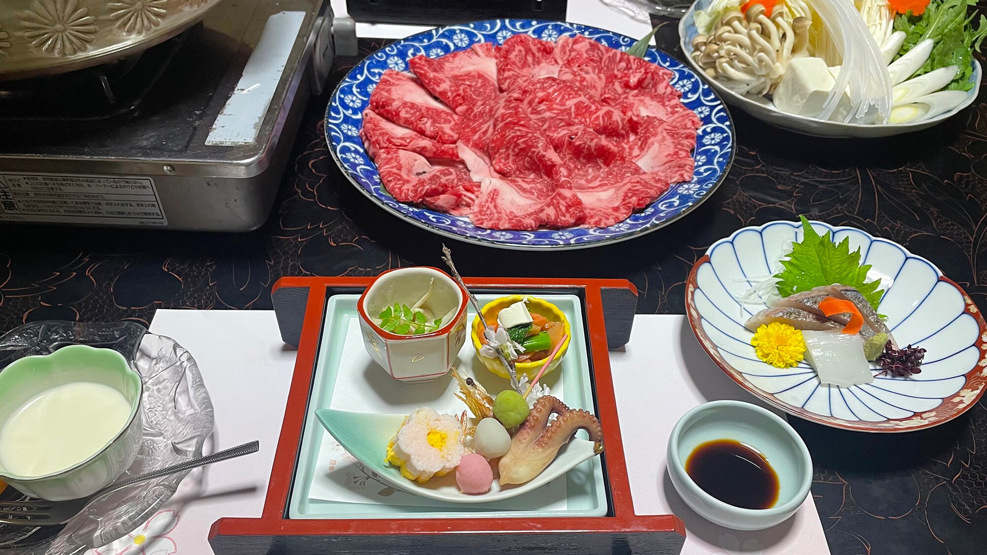 ・[Food] A luxurious banquet featuring dishes made with seasonal ingredients and Japanese black beef shabu-shabu