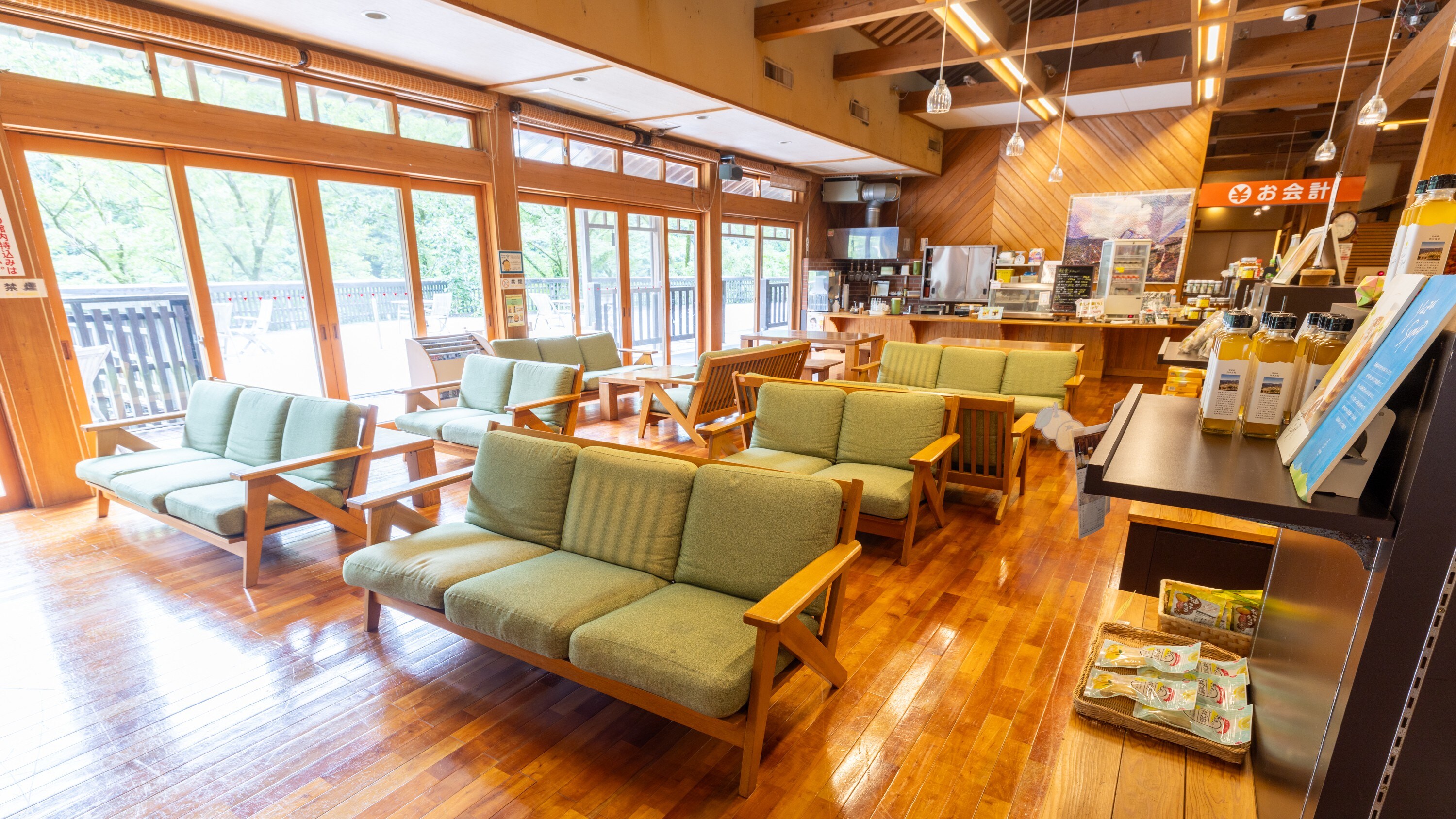 [Shop & Rest Area] A bright and relaxed rest area. Please use it as a meeting place after your bath.