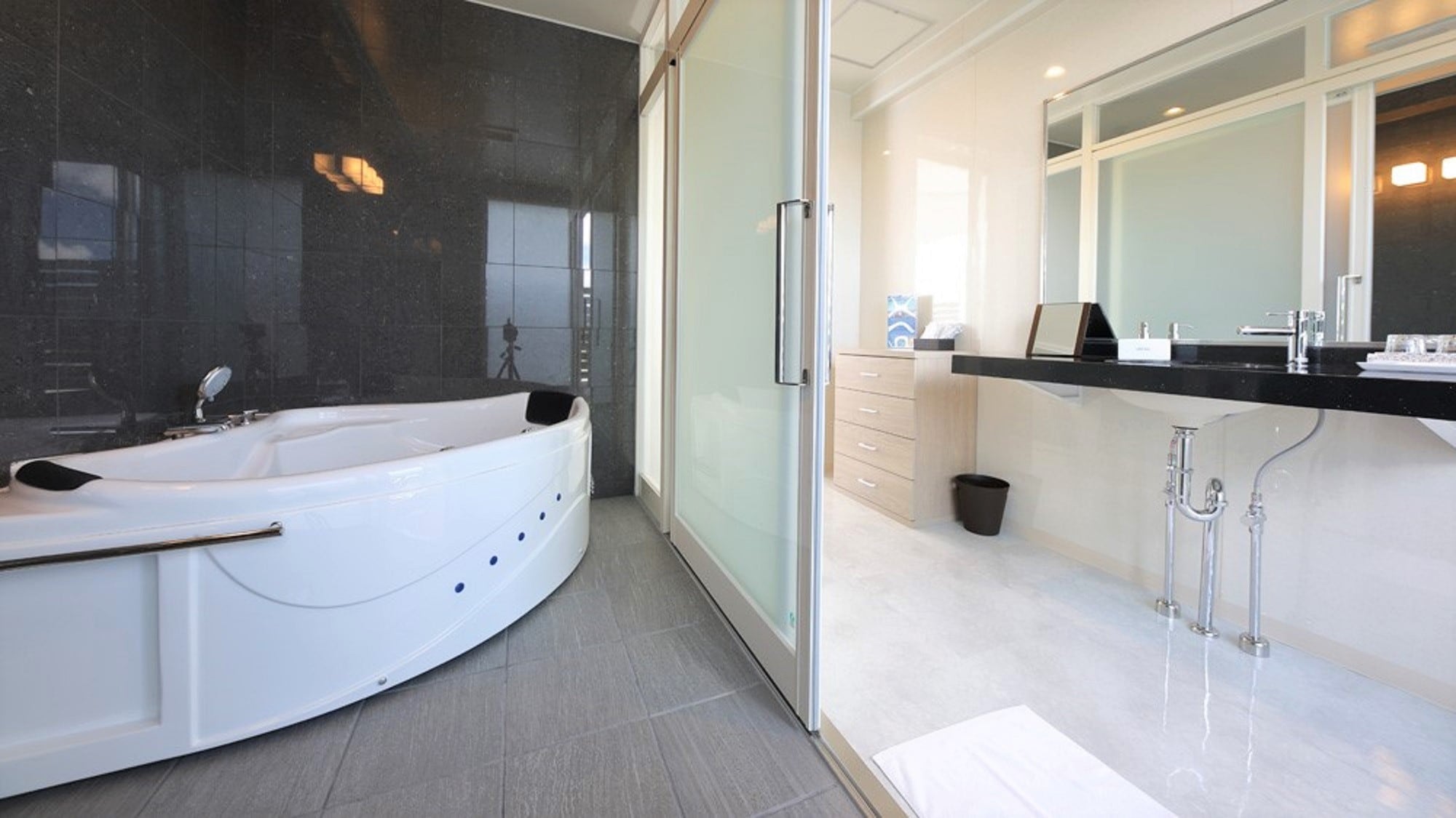 [Premium Suite] Spacious bath with jacuzzi in all rooms! You can refresh your mind and body.
