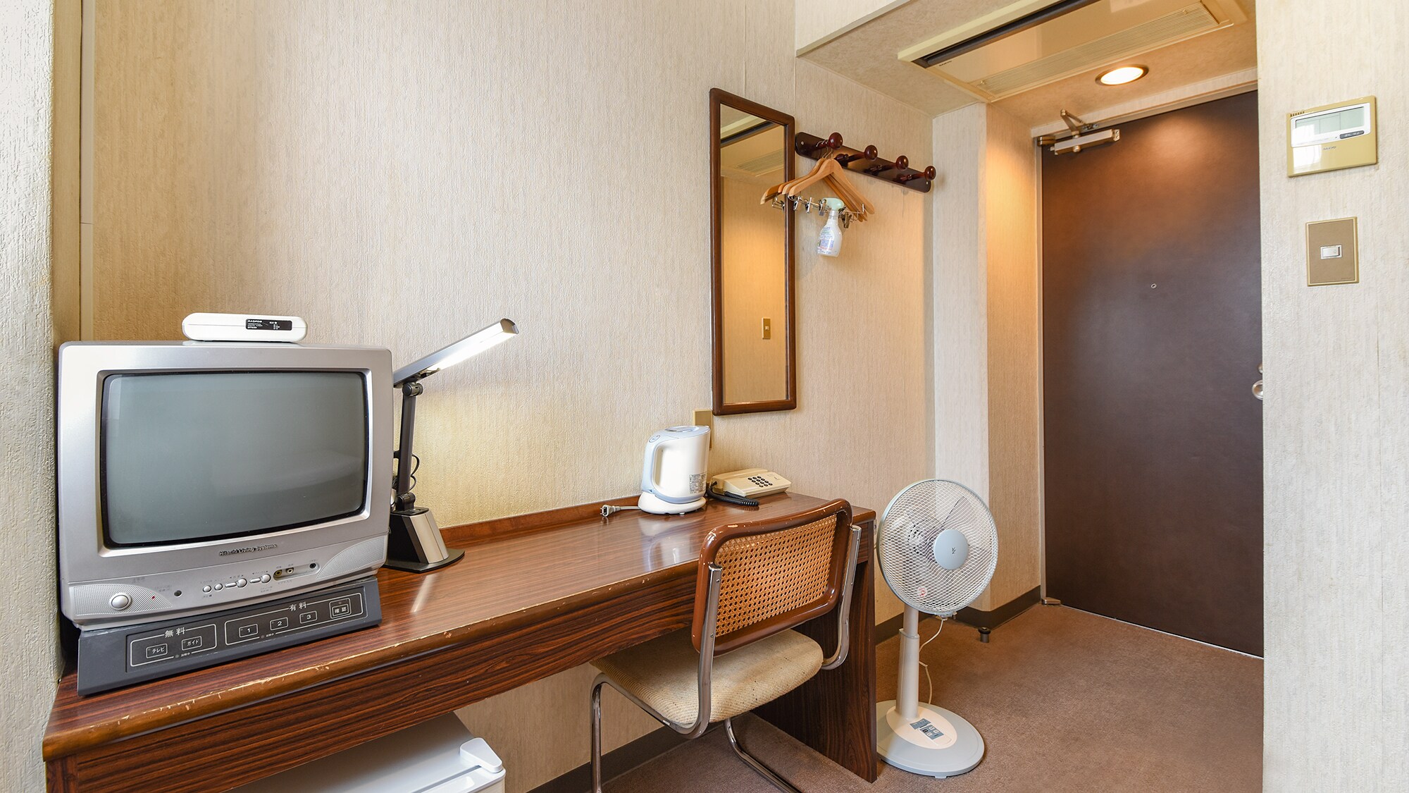*[Non-smoking single room/(no air conditioning)]