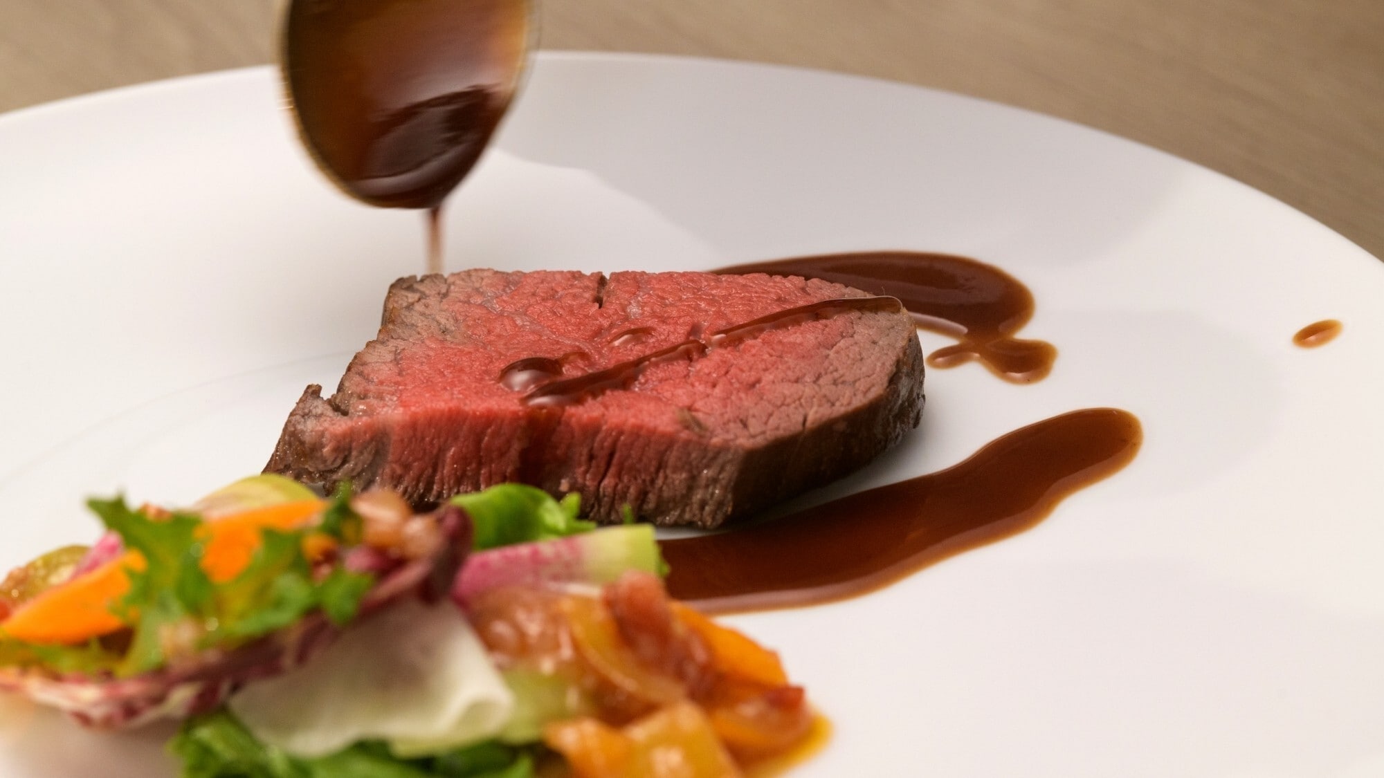 [ตัวอย่างมื้ออาหาร] "สเต็กเนื้ออาโอโมริ คุราอิชิ" ซอสไวน์รสเลิศจากเมืองชิโมคิตะ