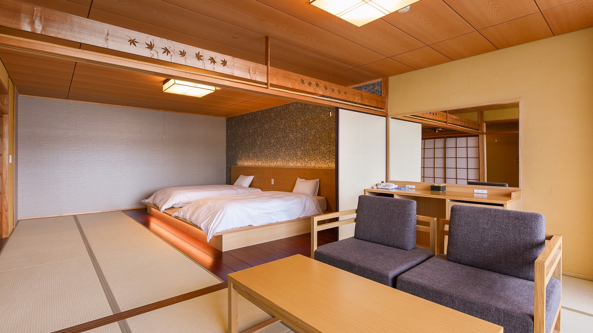 [Deluxe Japanese-Western Room (202)] A spacious Japanese-Western room equipped with twin beds.