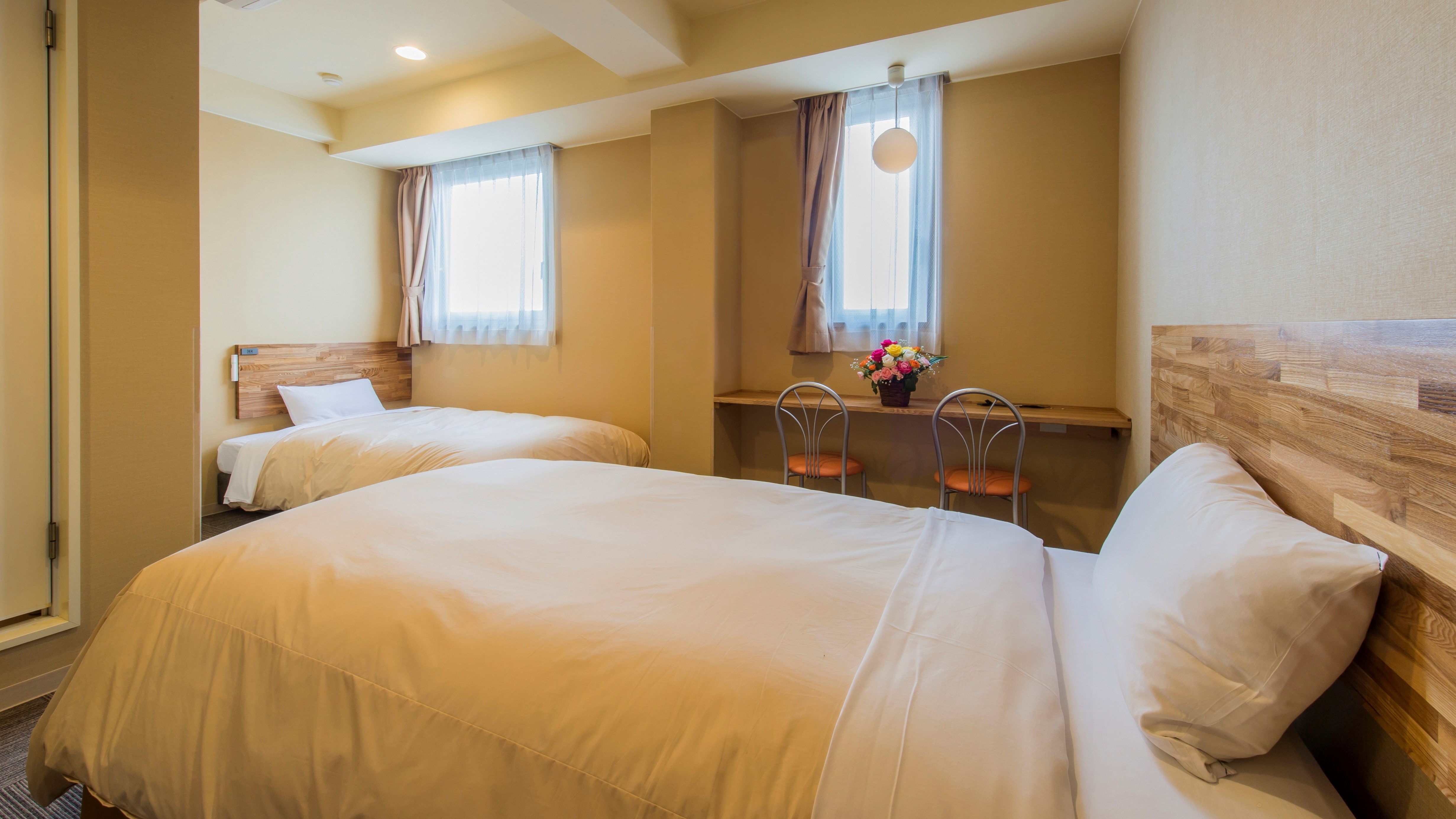 A bright room with two windows [Twin Room]