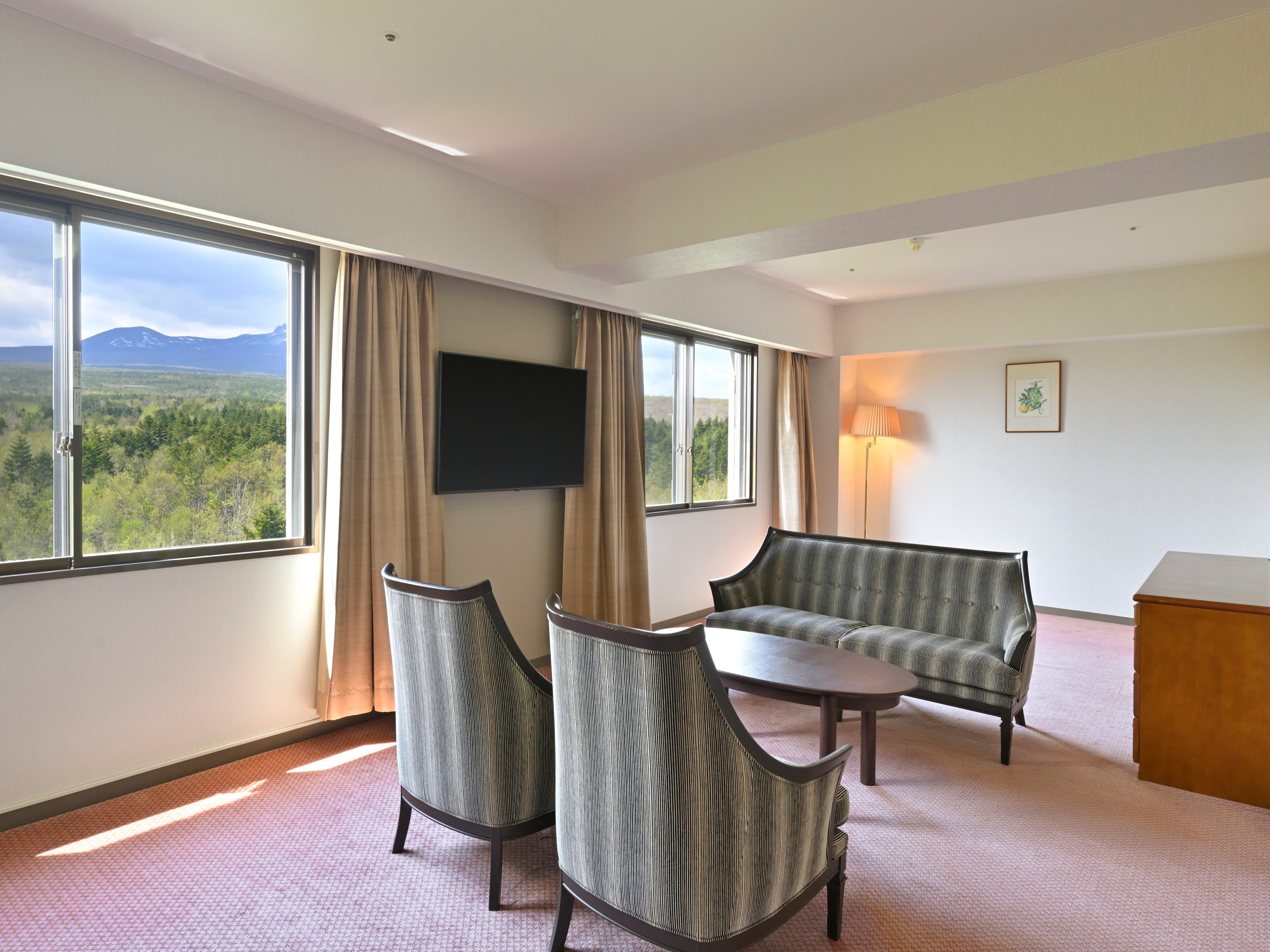 Modern Western-style Junior Suite, 70 sq m, with mountain view.