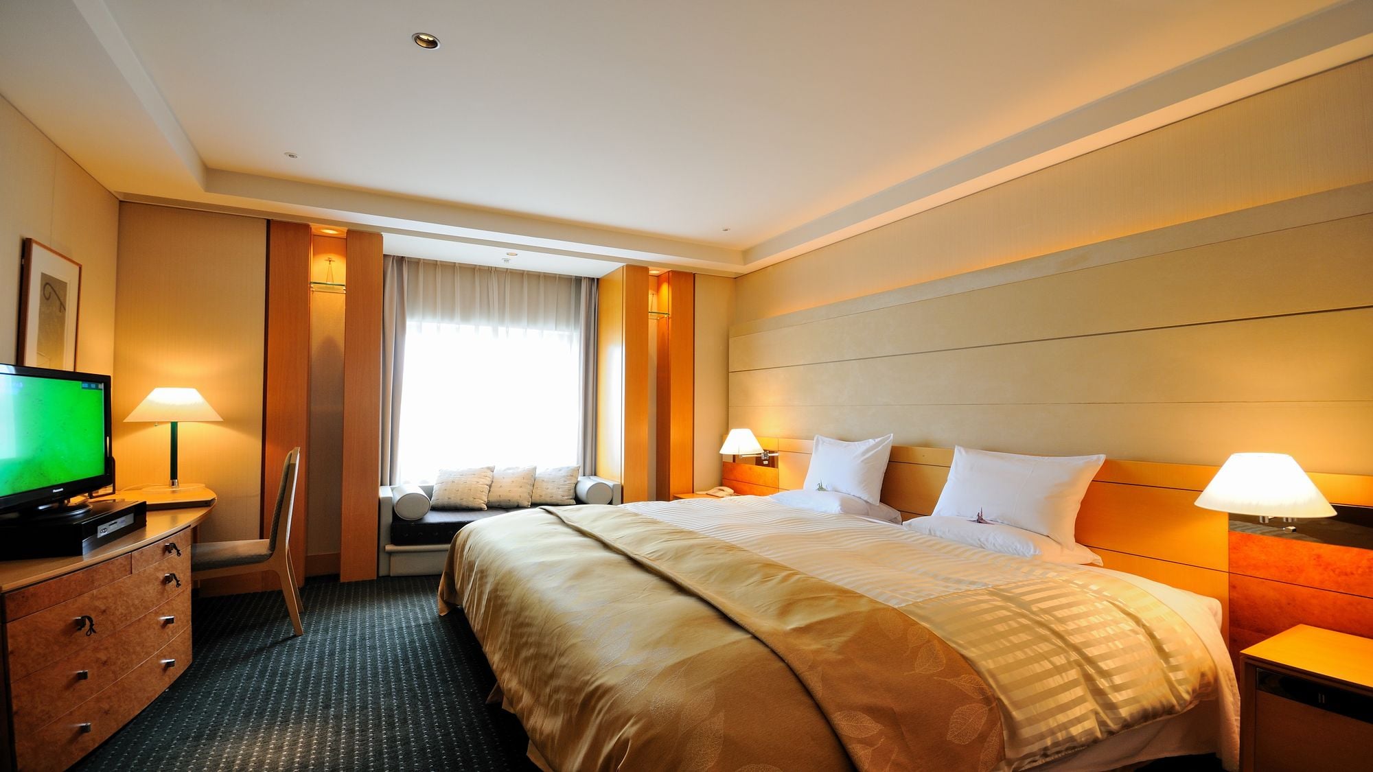 Suite room □ 83 sqm □ Bed width 240 cm King bed There are two rooms, a bedroom and a living room.