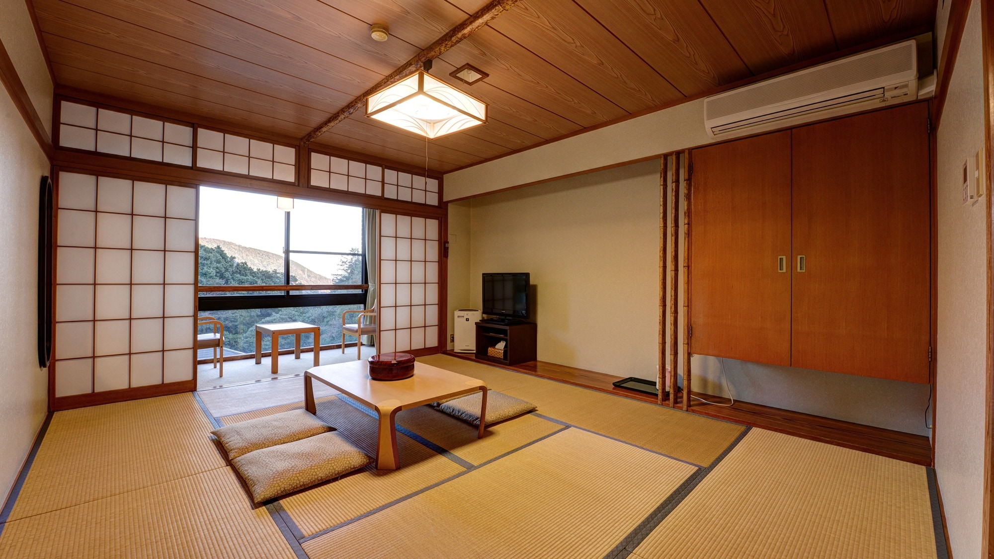 *[Guest room example/Japanese-style room with 10 tatami mats]