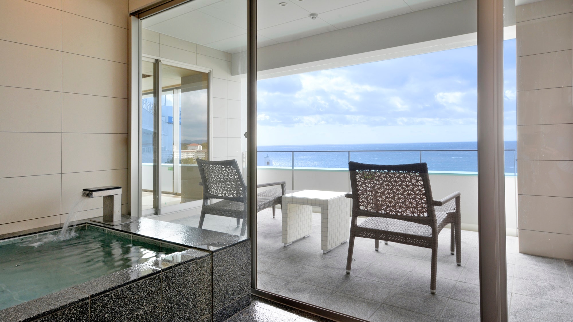*[Room with open-air bath/Special room (Kurenai Akira)] Enjoy the open-air hot spring in a completely private space.