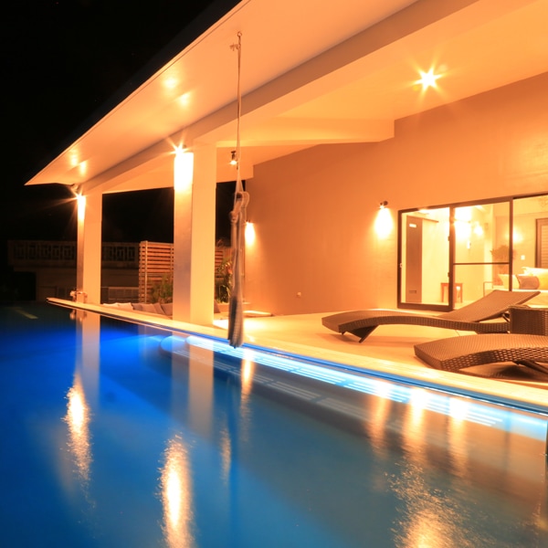 [Outdoor terrace] The moonlight illuminating the sea at night is fantastic