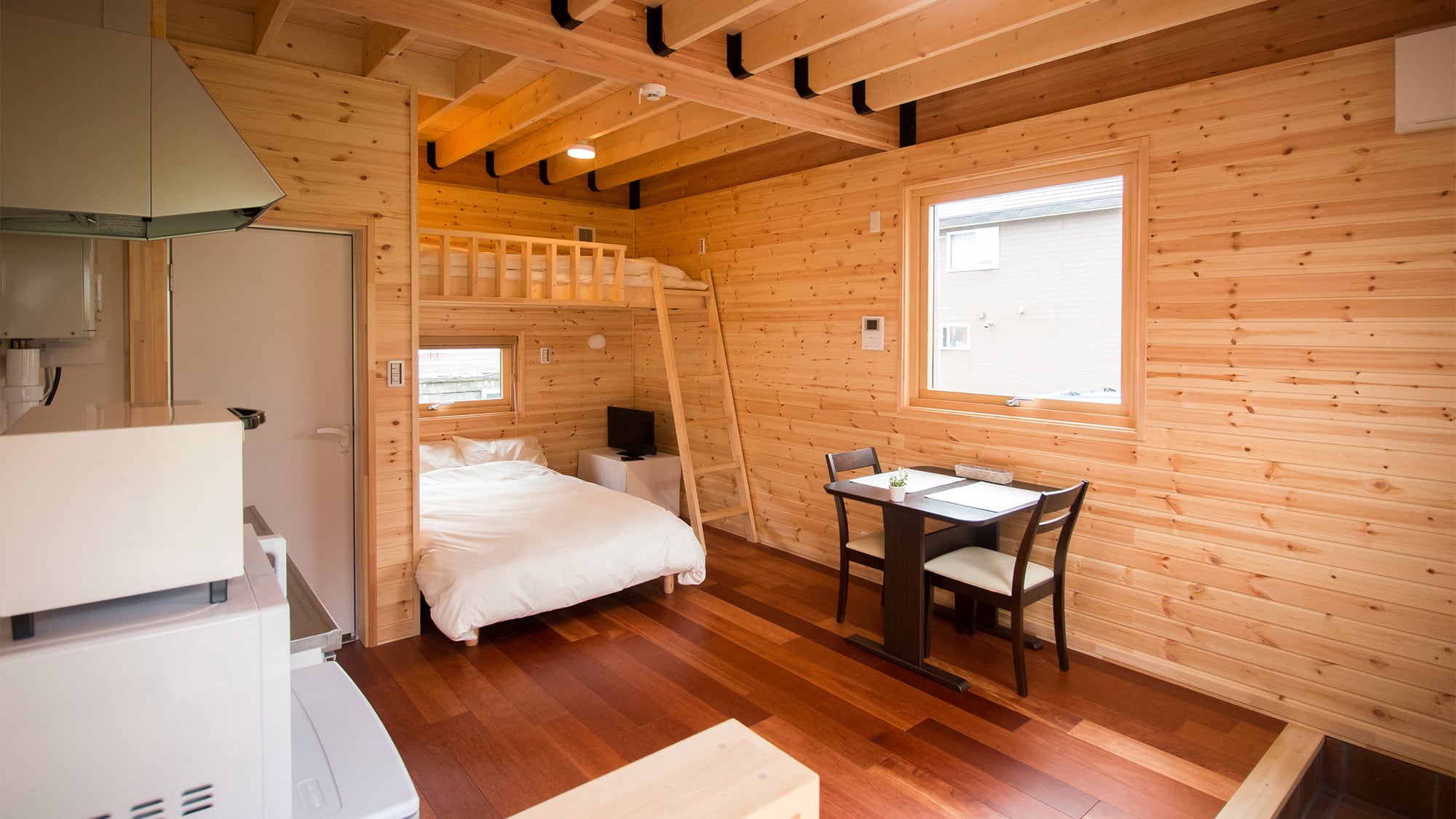 ・<Example of guest room (semi-double and loft)> A room where you can relax in the warmth of wood