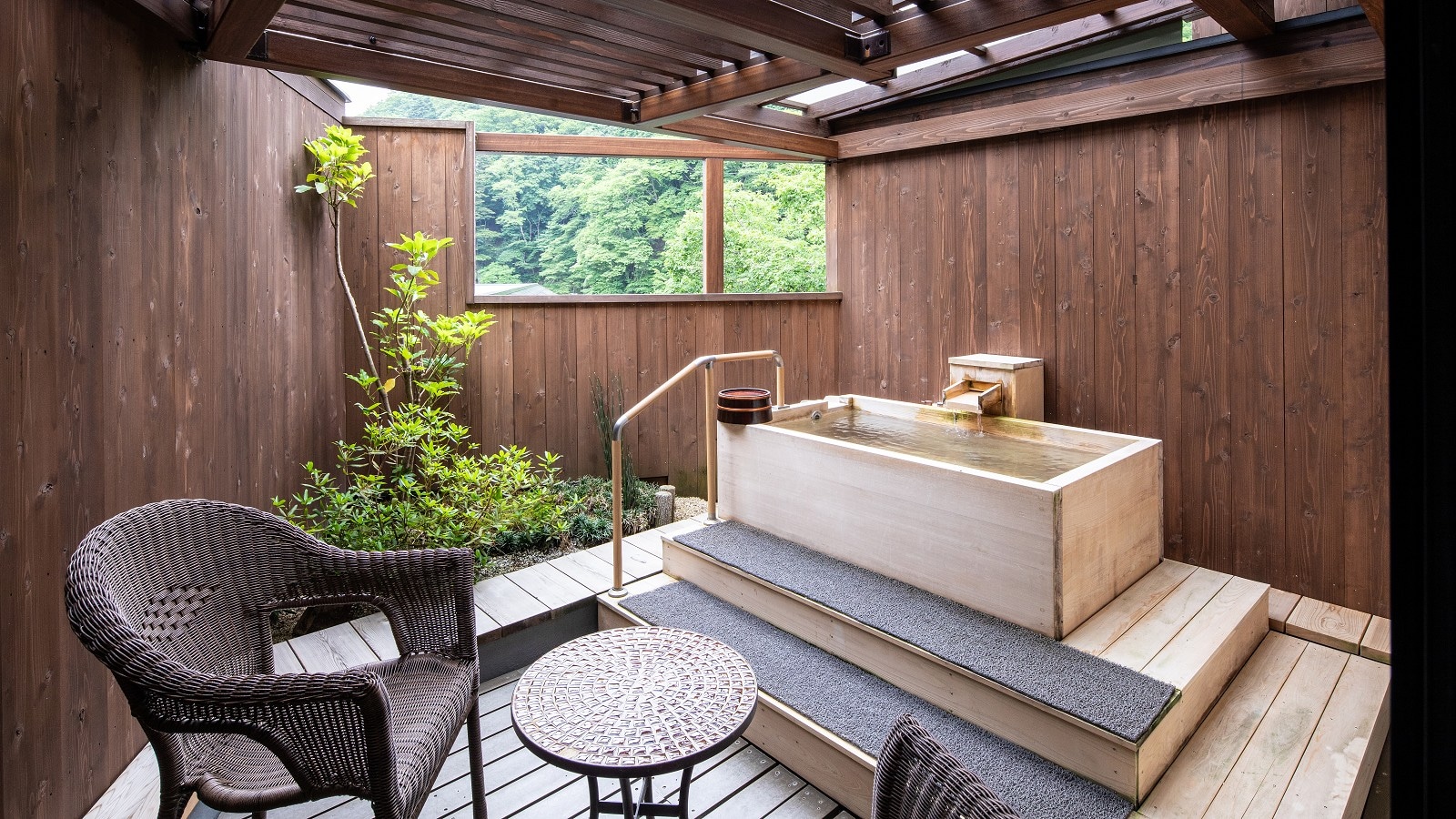 Shinzan-tei ห้องพักแขกพร้อมอ่างอาบน้ำกลางแจ้ง ใช้เวลาส่วนตัวในลานบ้าน