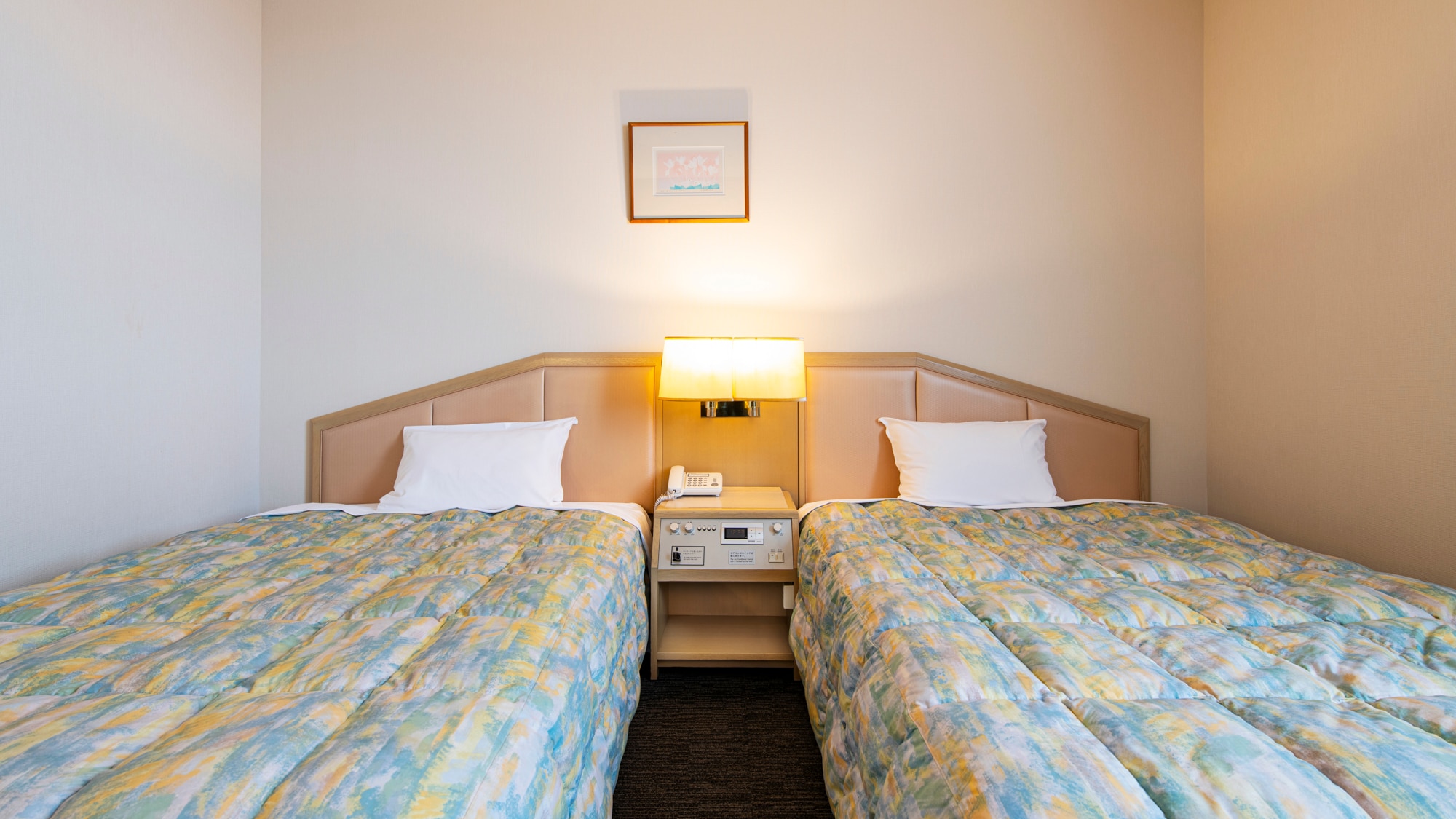 *Kamar tidur kembar/Kamar luas dilengkapi dengan tempat tidur Simmons selebar 120cm. Nikmati masa inap yang nyaman.