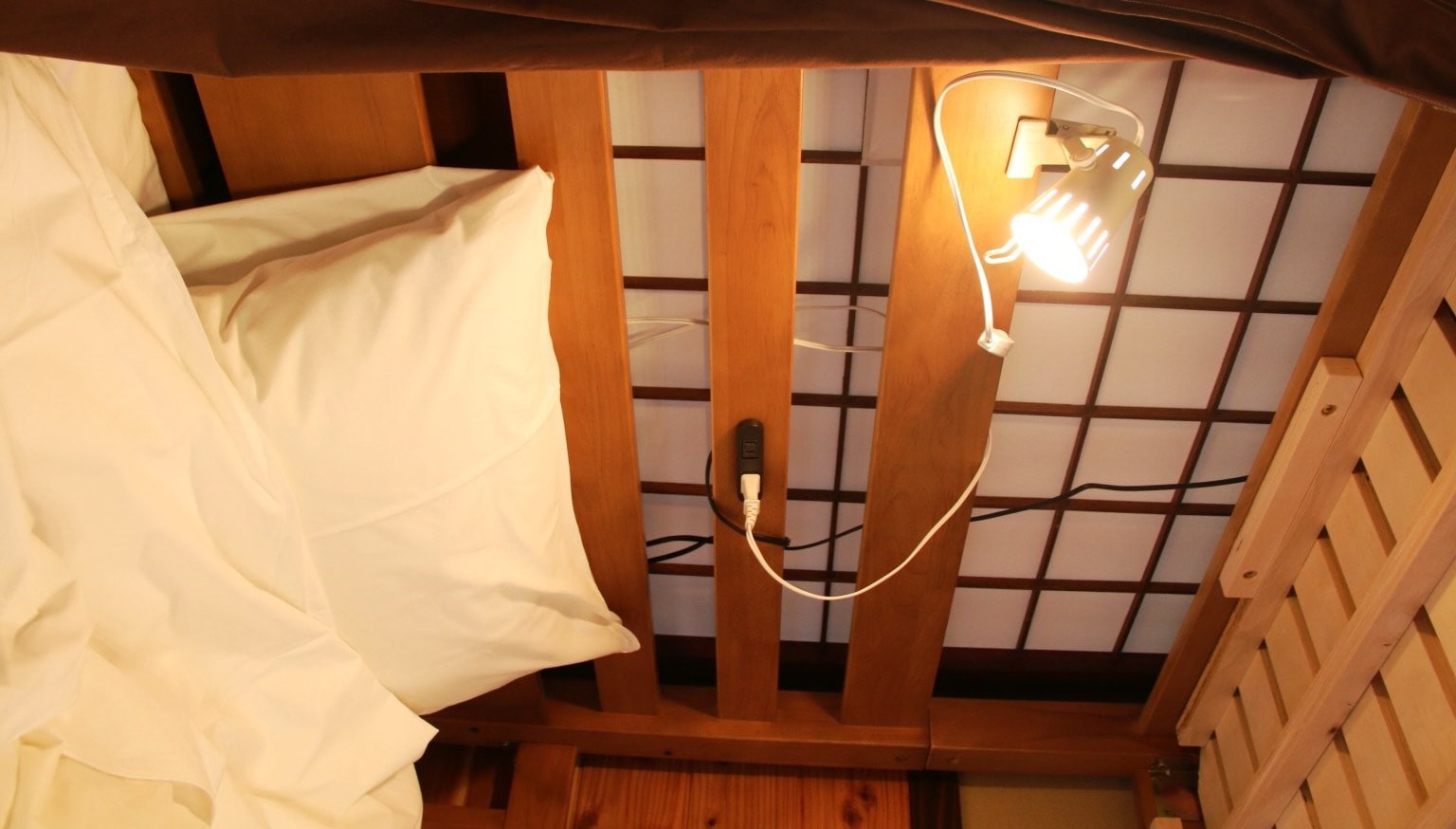 Setiap tempat tidur memiliki stopkontak listrik dan lampu baca.
