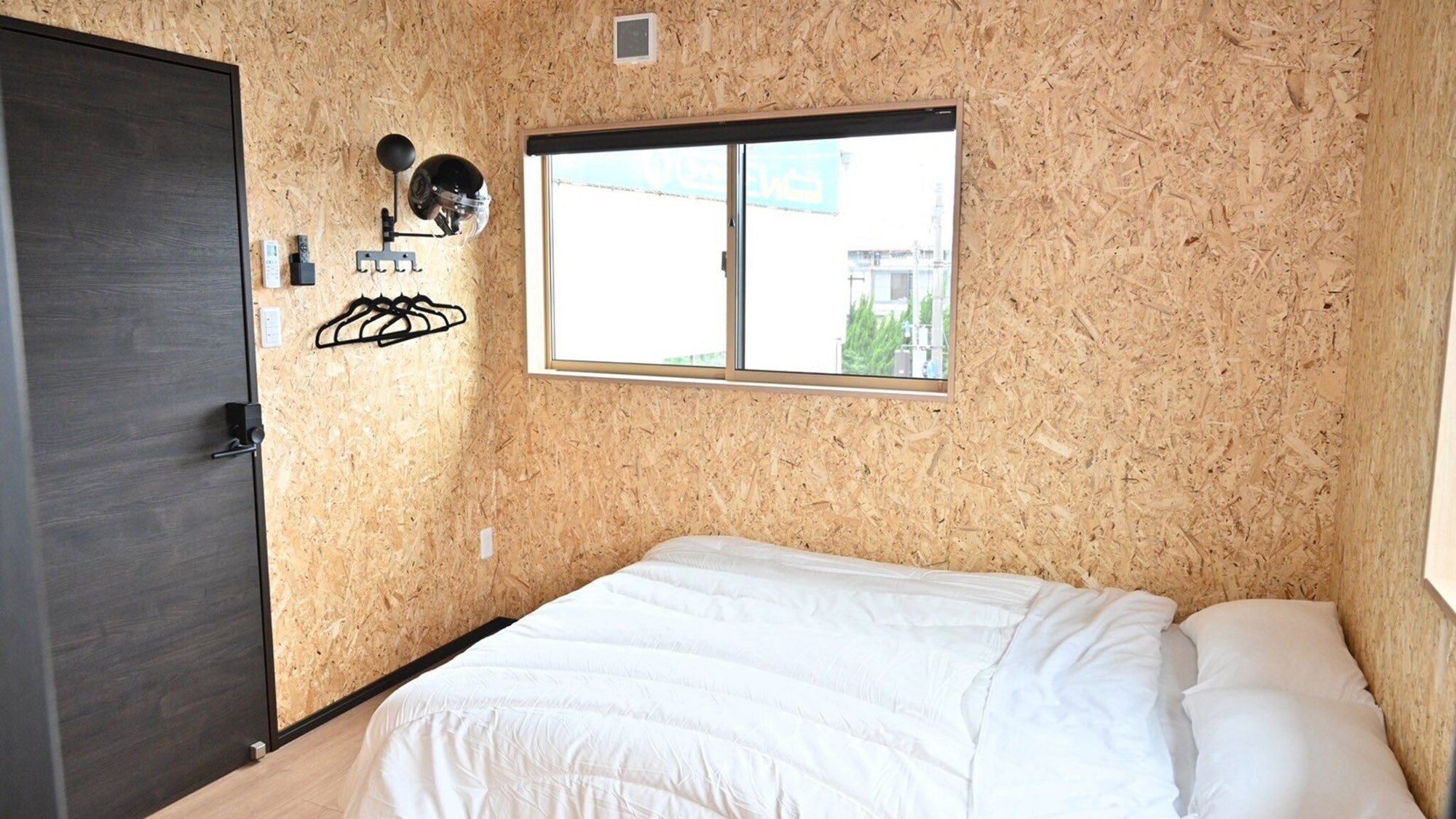 ・[雙人房] 配備一張雙人床，非常適合想要好好休息的單人旅客或情侶入住。