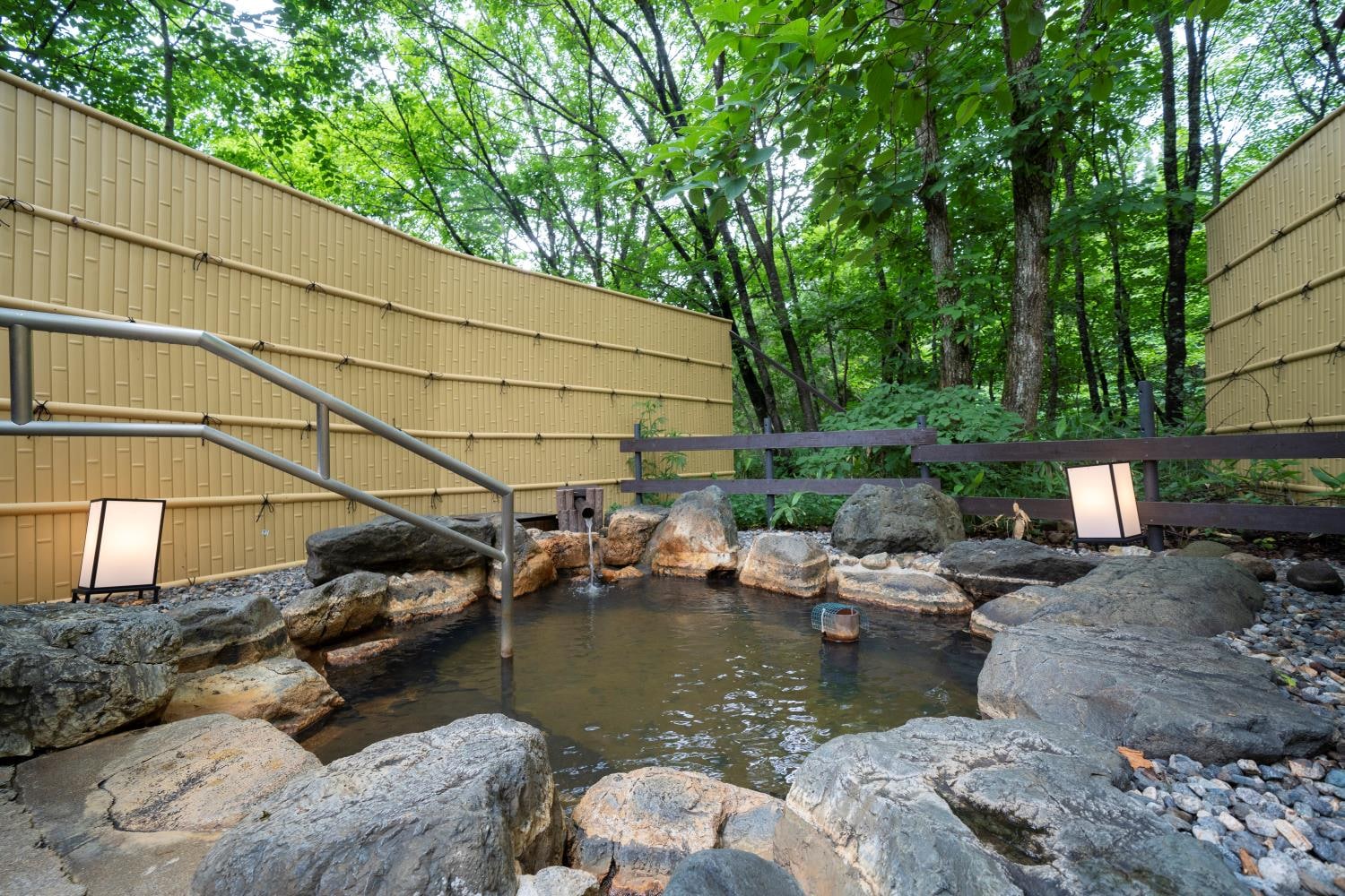 ห้องอาบน้ำกลางแจ้งส่วนตัวในฤดูร้อน