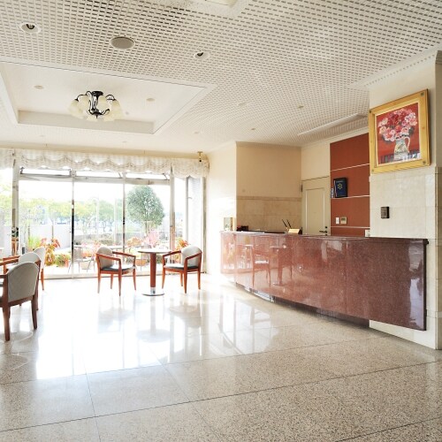 [Business Inn Umesaki] A bright entrance where you can enjoy seasonal flowers at any time