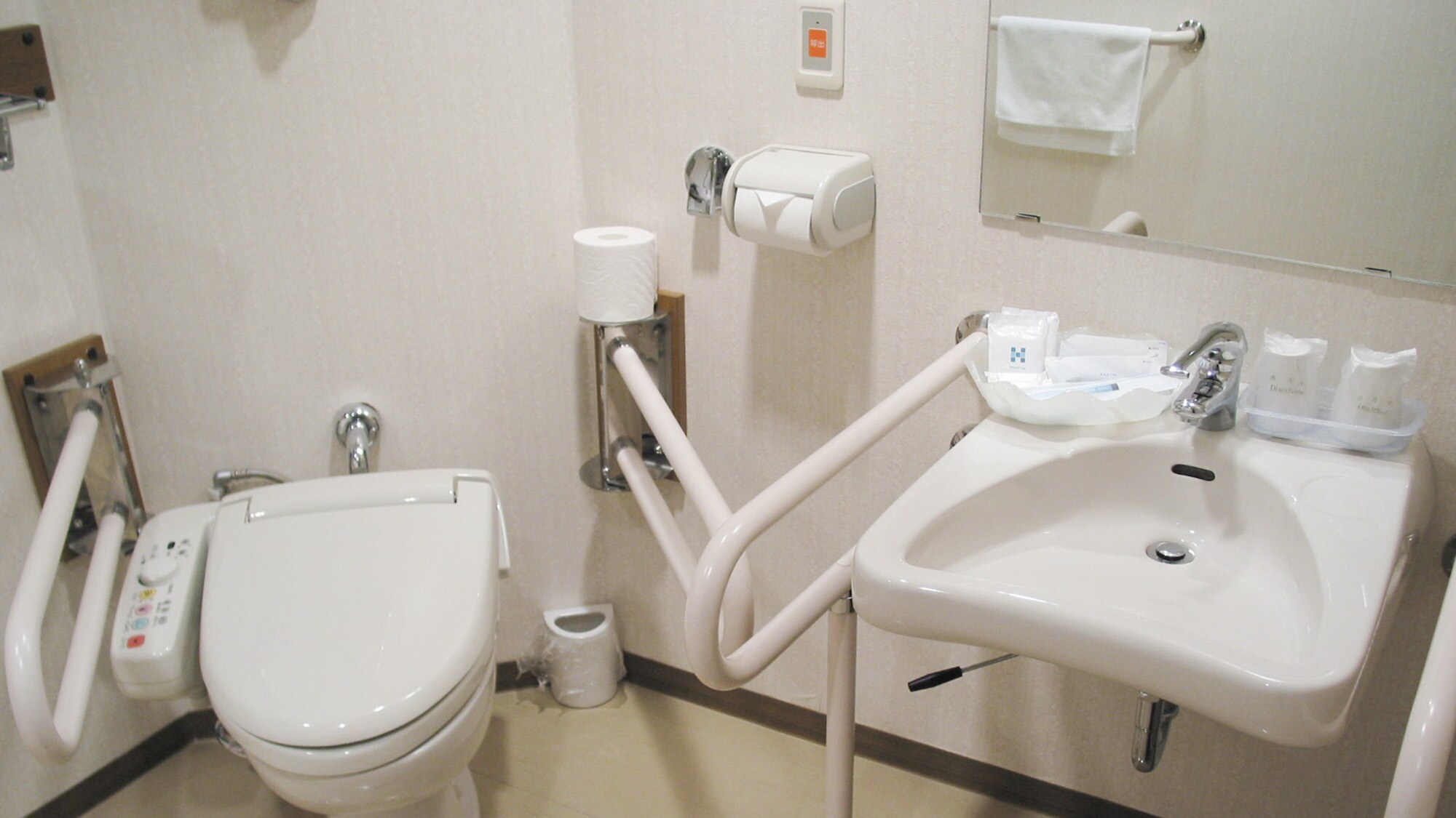 ・[Ruangan bebas hambatan] Pegangan tangan dipasang di kedua sisi dudukan toilet dan wastafel.