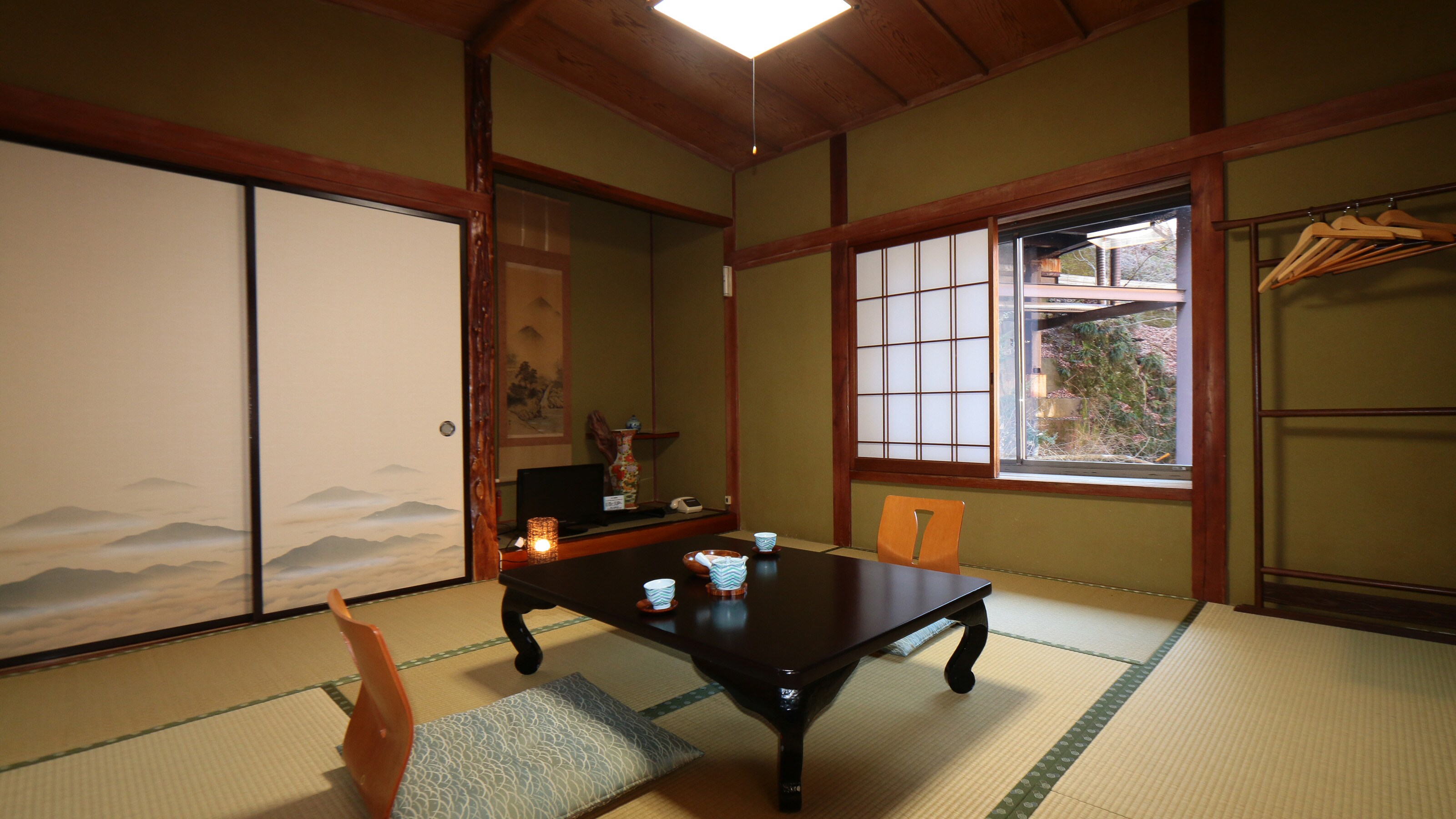 Japanese-style room (8 tatami mats)