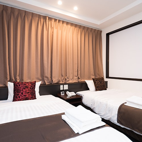 * Japanese-Western style room / 120cm wide bed and Japanese-style room. Recommended for families.