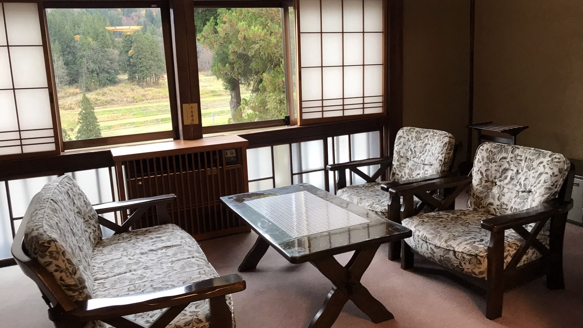 [Main building 3rd floor/mirror room] A playful Japanese-style room with a ceiling with a shogi board and a go board