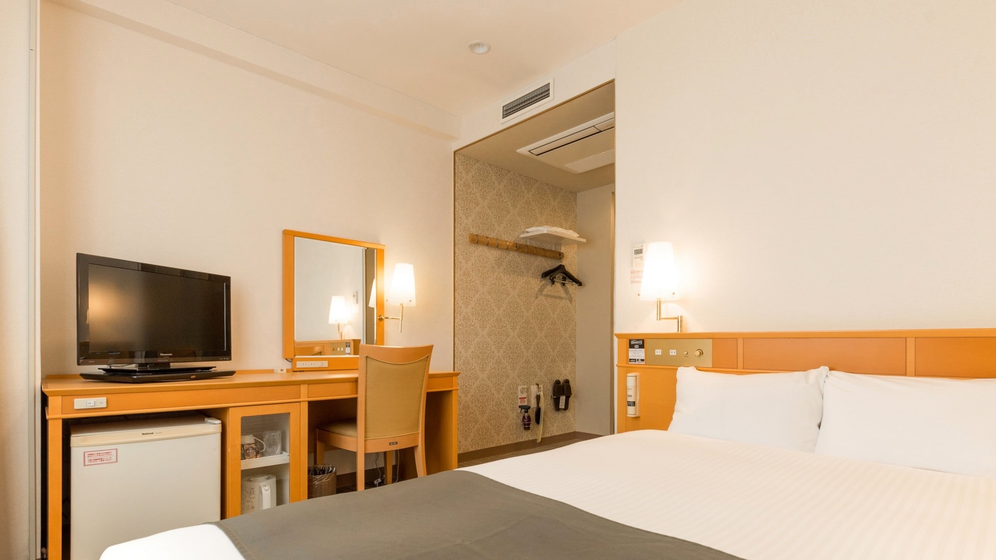 [Non-smoking] Semi-double room (Simmons) Double bed 140cm wide, 14 square meters / Desk side