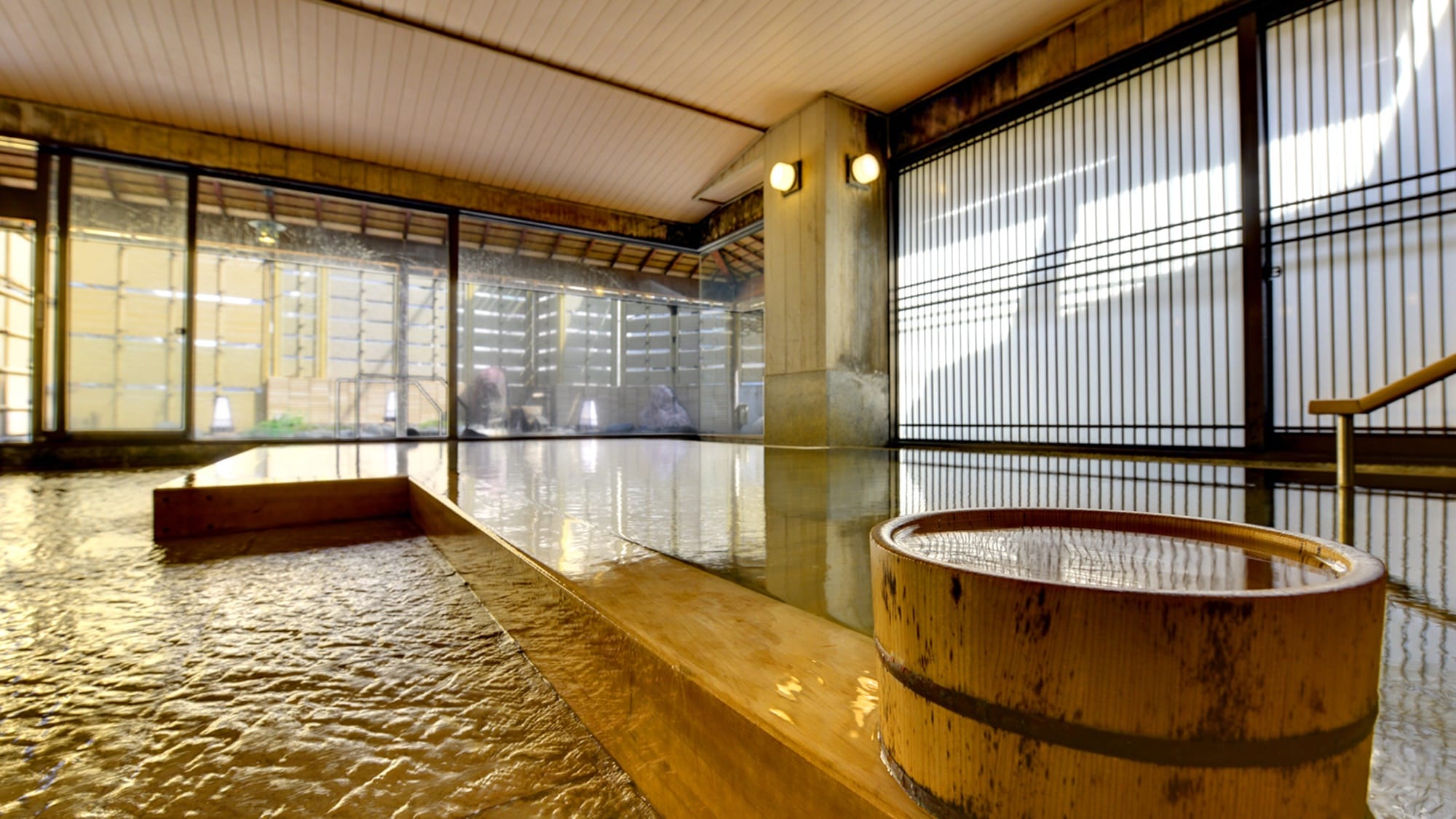 * The hotel owns a high temperature private source. It is not hydrated or mechanically heated. You can enjoy a very fresh hot spring