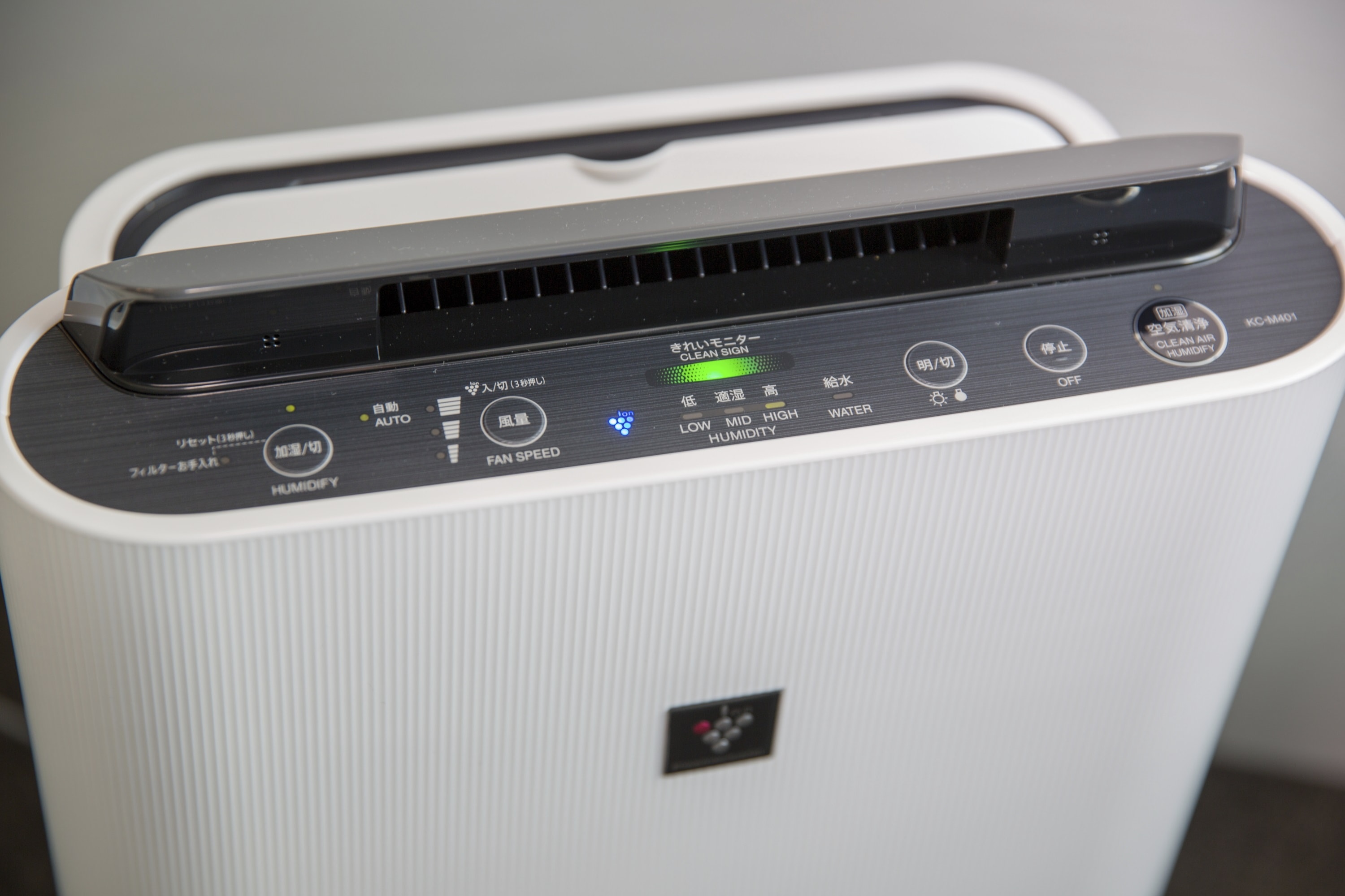 Air purifier with humidification function