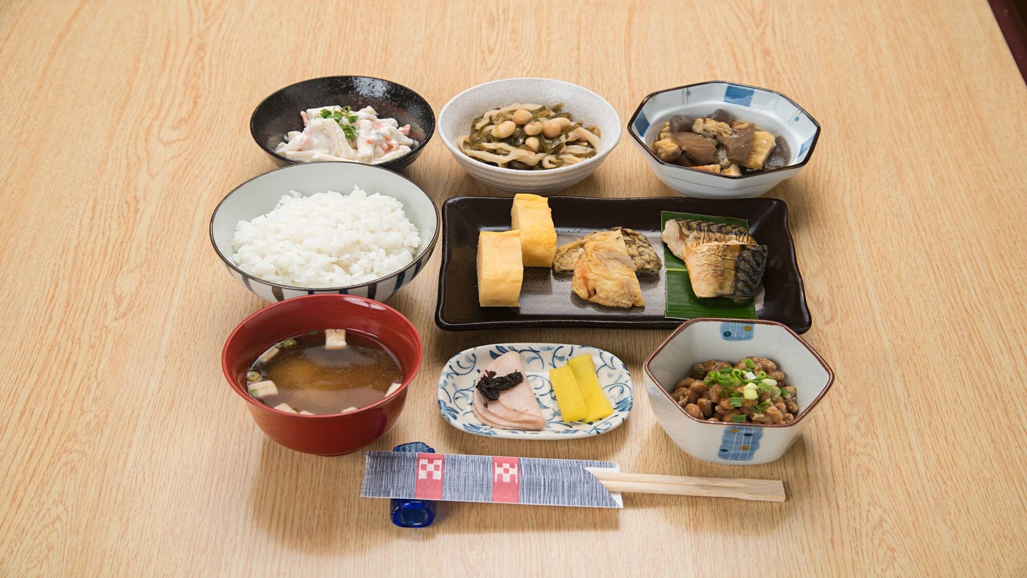 *Sarapan (contoh makanan Jepang)/Kami akan menyediakan makanan Jepang atau Barat untuk sarapan, yang akan berubah setiap hari.