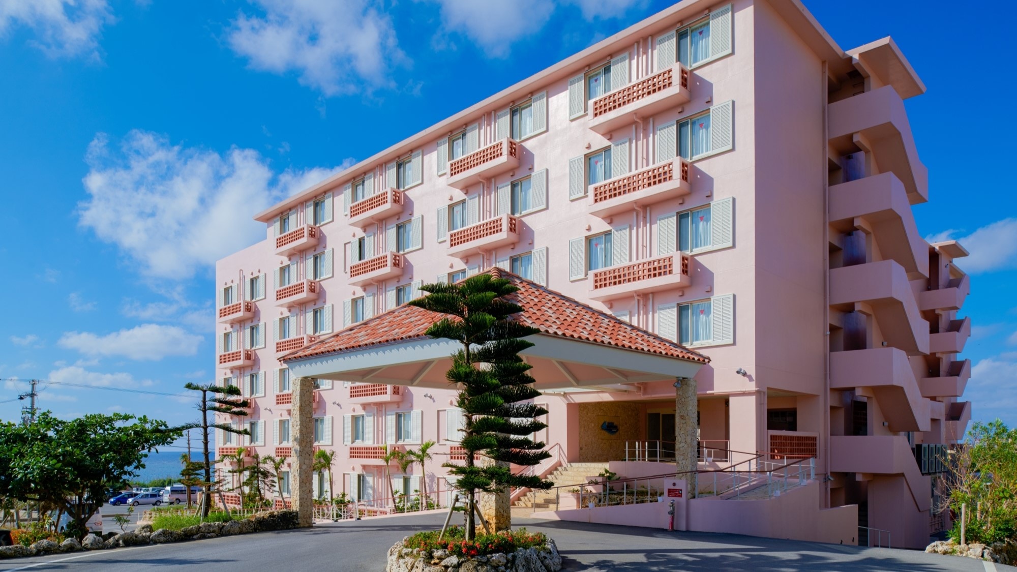 [Exterior] The hotel's theme is the refreshing "sea breeze." It takes in plenty of sun and sea air.