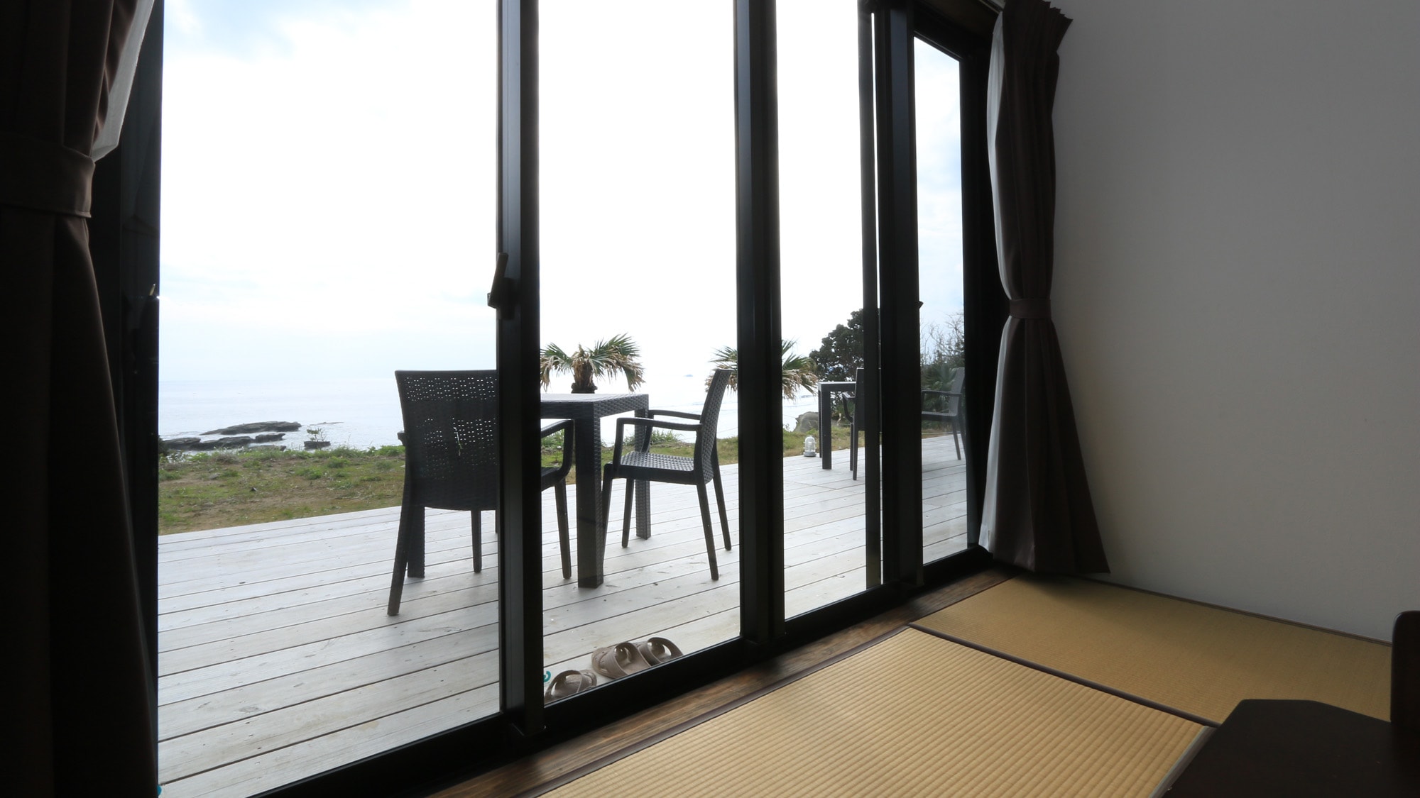 [ห้องพักแบบญี่ปุ่นขนาด 8 เสื่อทาทามิ] ห้องพักวิวทะเล! นอกจากนี้ท่านยังสามารถเพลิดเพลินไปกับระเบียงเปิดโล่ง