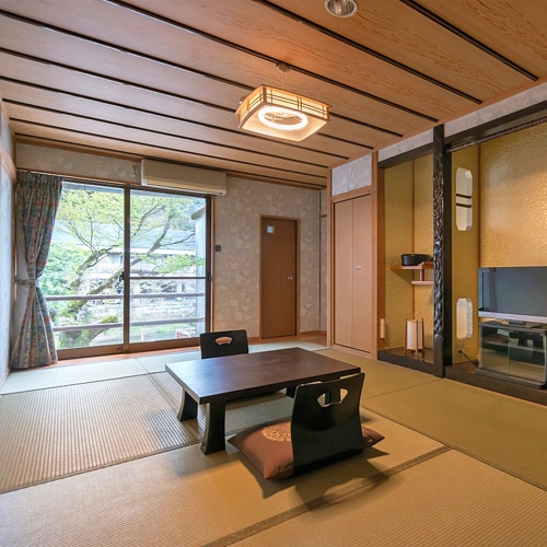 [Japanese-style room 10 tatami mats (1F)] Recommended for traveling with your companion in a spacious room. There is a toilet with a washing machine.