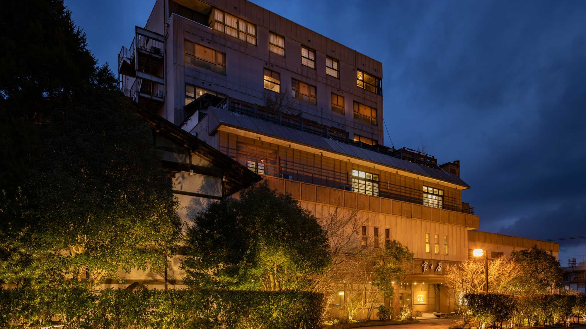 [Appearance] Illuminated at night