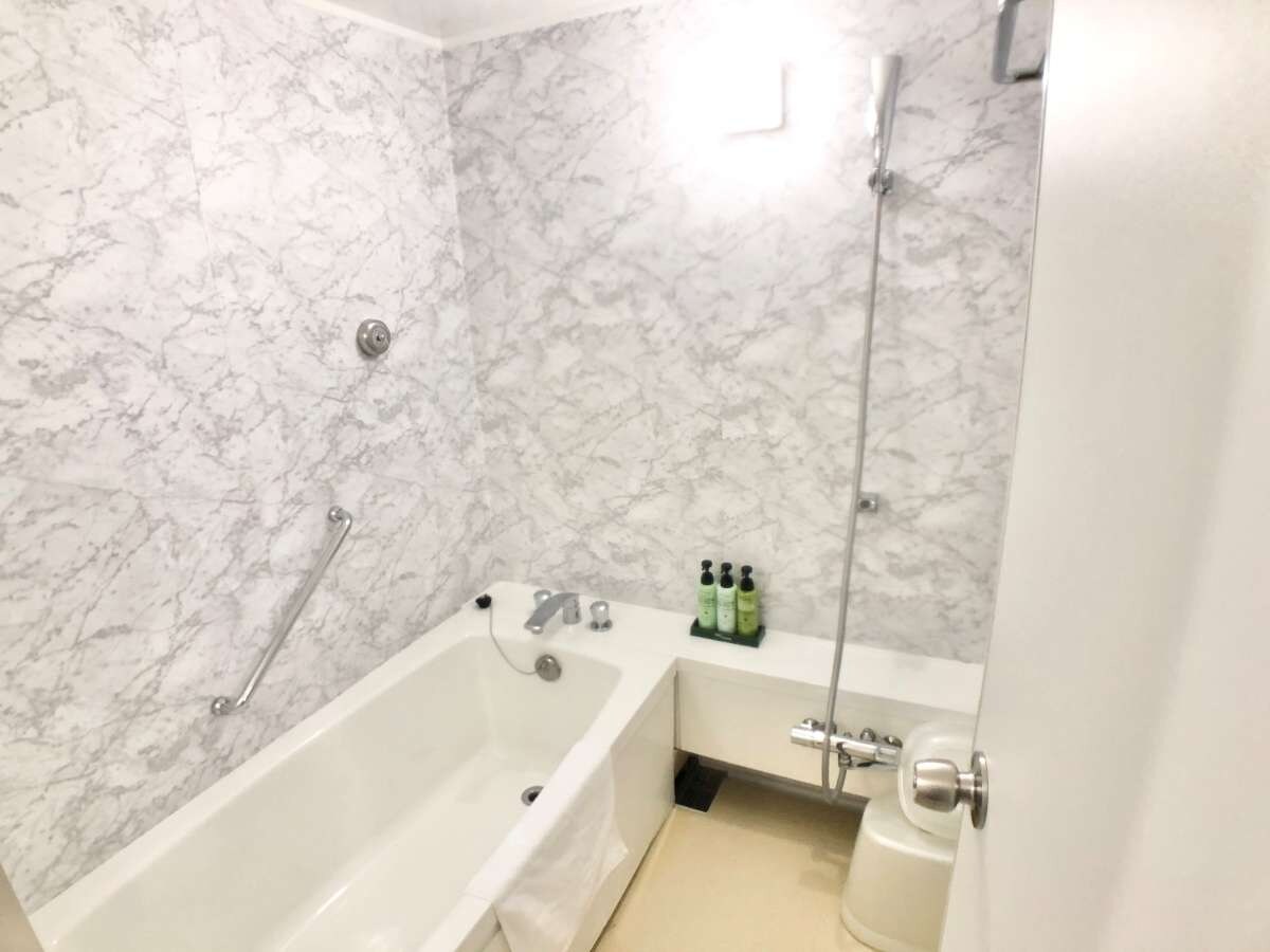 Deluxe Twin_Bathroom ห้องน้ำสะอาดเป็นสีขาว แยกห้องอาบน้ำและห้องส้วม พร้อมห้องน้ำ