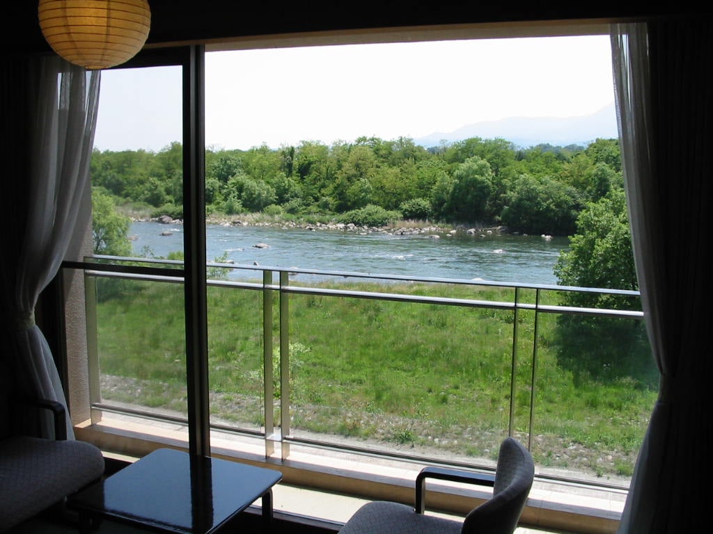 [10 tatami Japanese-style room] View of the Tone River from the Japanese-style room.