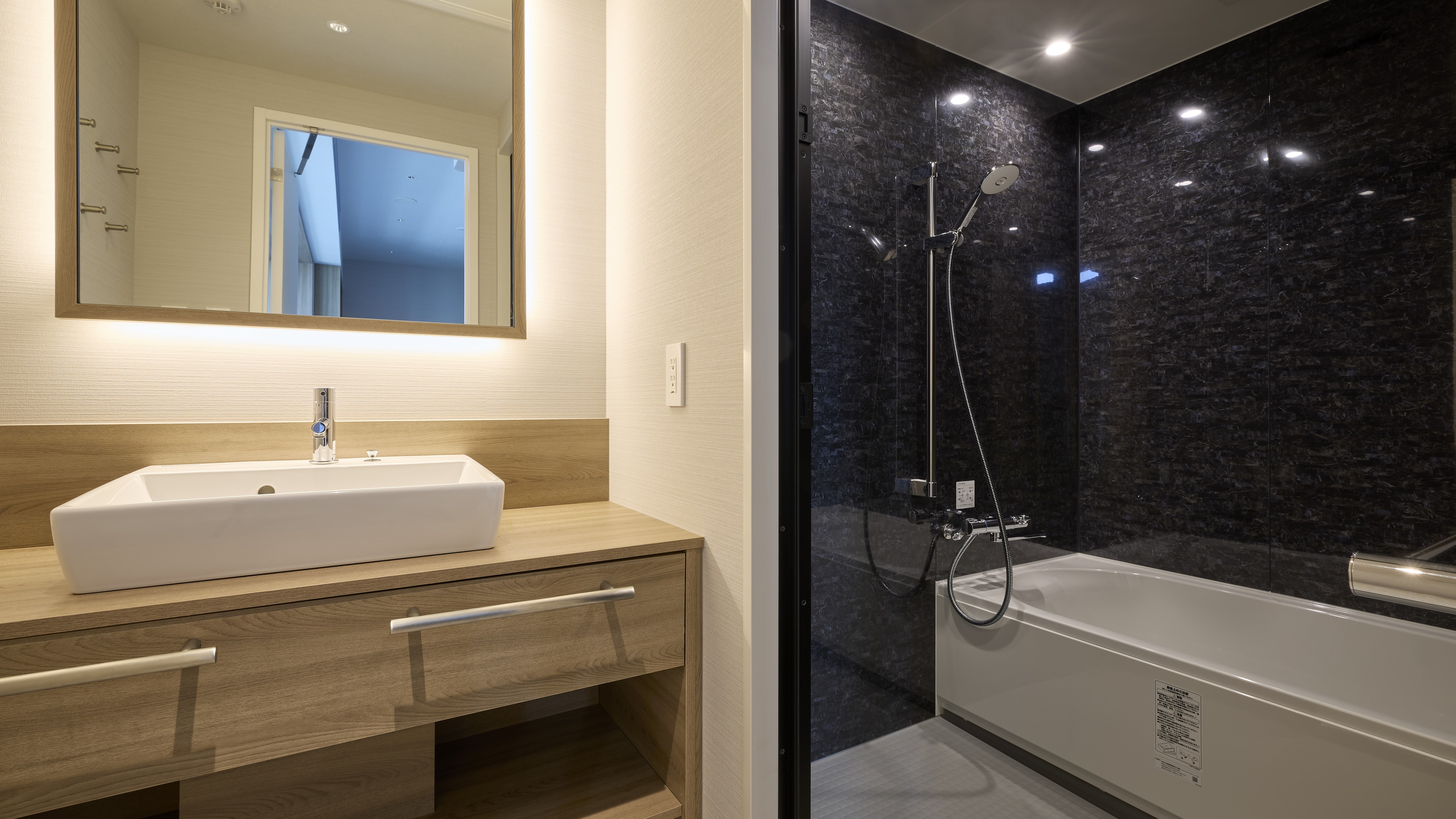 Bathroom (Queen Room, Queen Suite, Bunk Suite)